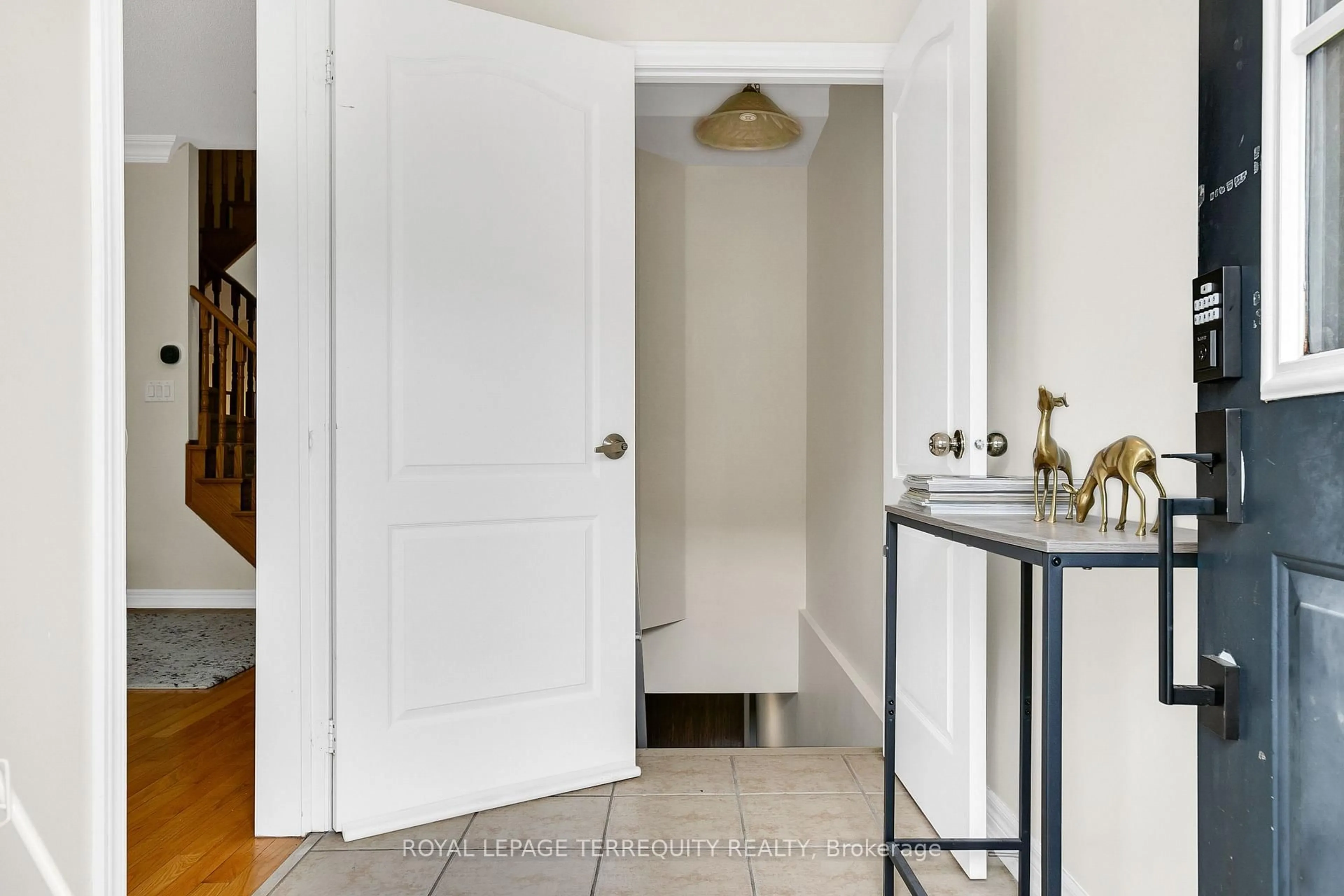 Indoor entryway for 20 Herzberg Gdns, Toronto Ontario M3J 3P4