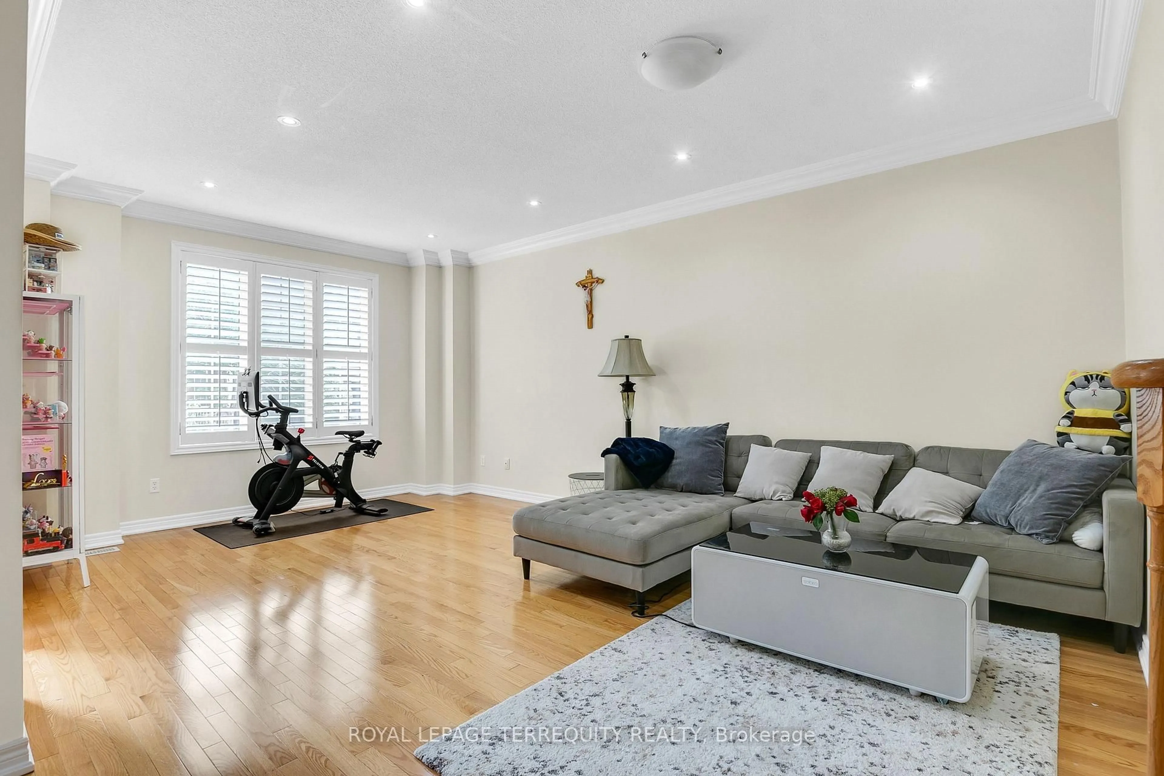 Living room with furniture, wood/laminate floor for 20 Herzberg Gdns, Toronto Ontario M3J 3P4