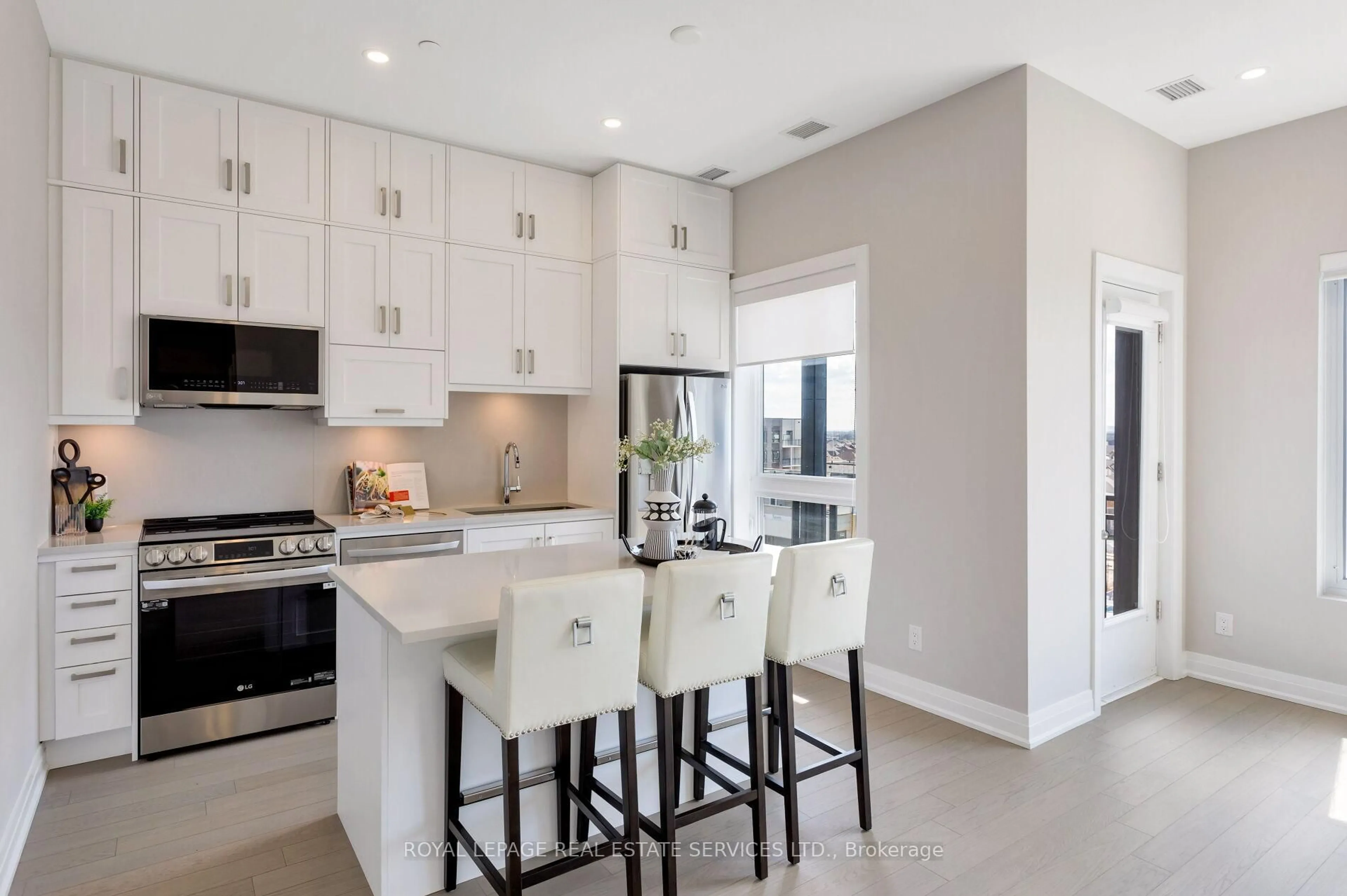 Open concept kitchen, ceramic/tile floor for 3285 Carding Mill Tr #503, Oakville Ontario L6M 5P8