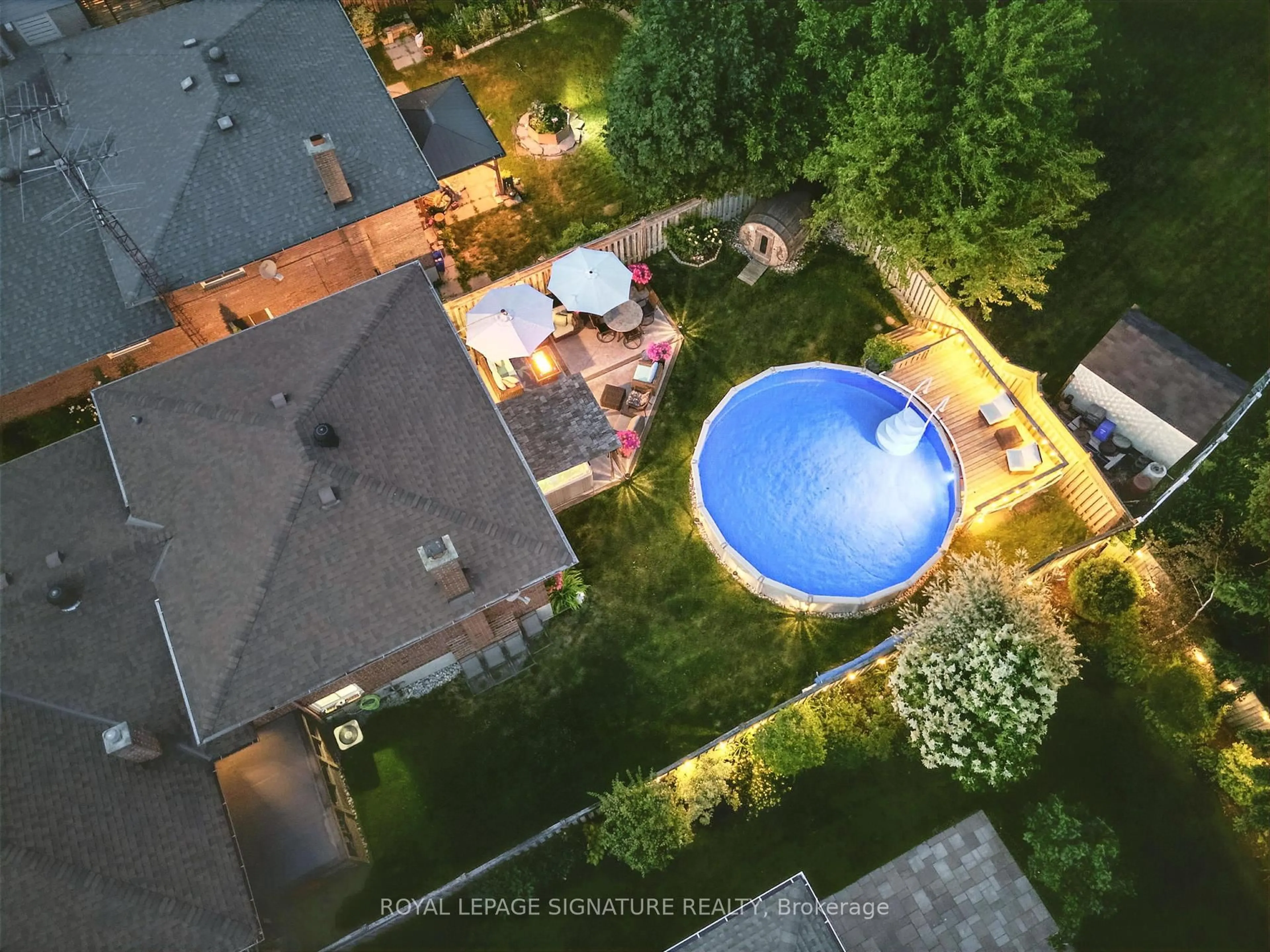 A pic from outside/outdoor area/front of a property/back of a property/a pic from drone, street for 2002 Ingledale Rd, Mississauga Ontario L5J 2H2