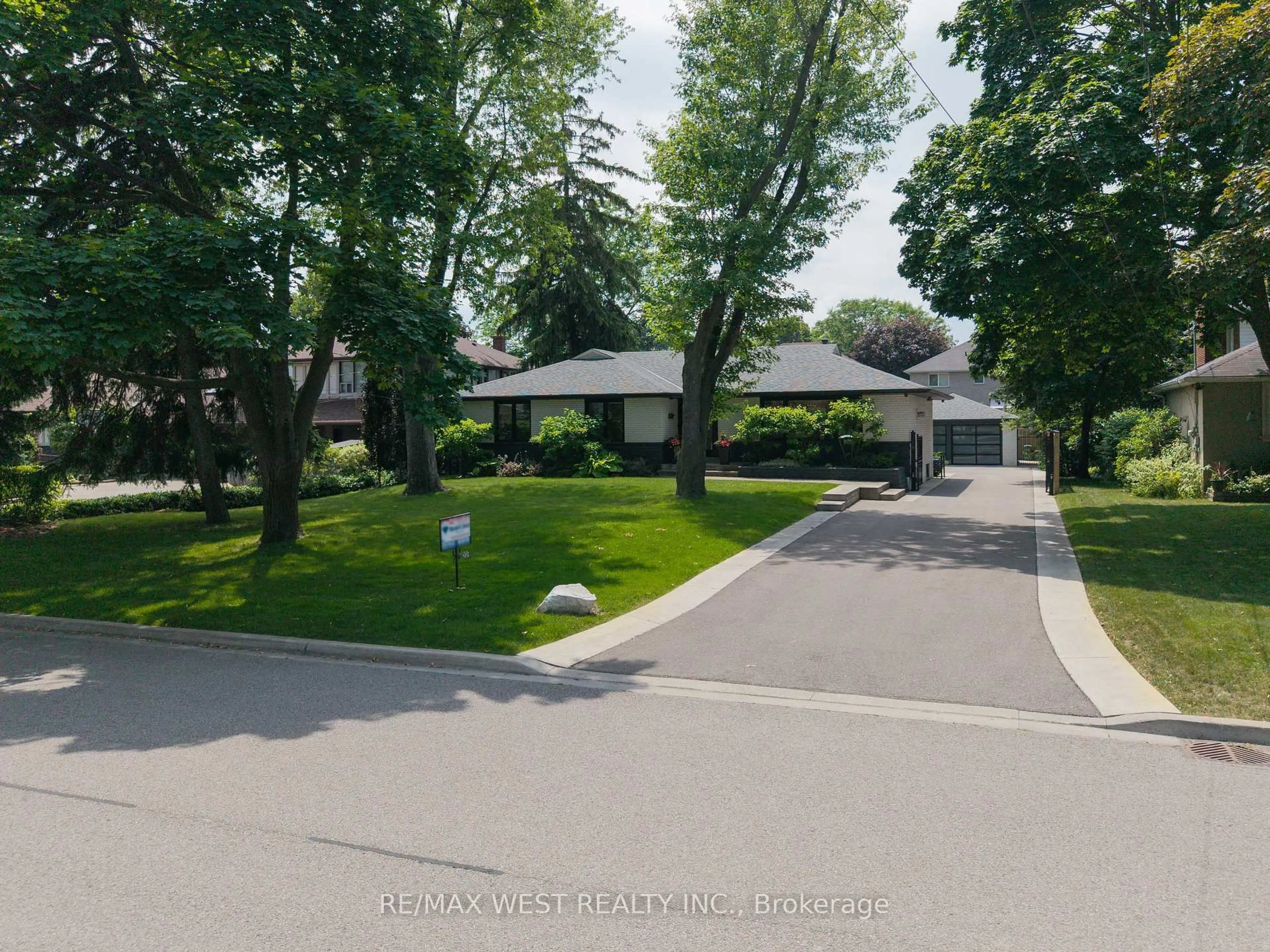 A pic from outside/outdoor area/front of a property/back of a property/a pic from drone, street for 92 Warwood Rd, Toronto Ontario M9B 5B7