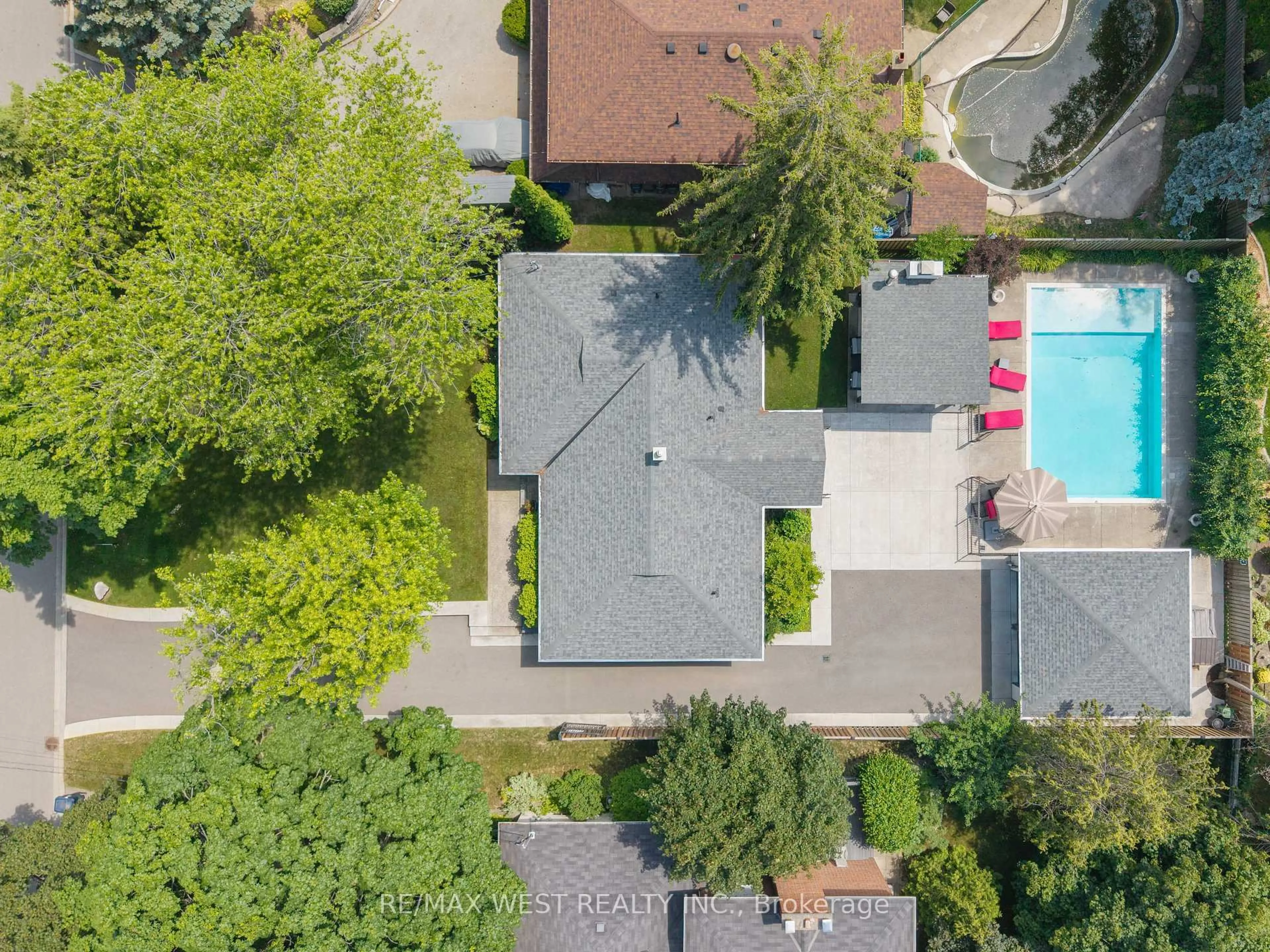 A pic from outside/outdoor area/front of a property/back of a property/a pic from drone, unknown for 92 Warwood Rd, Toronto Ontario M9B 5B7