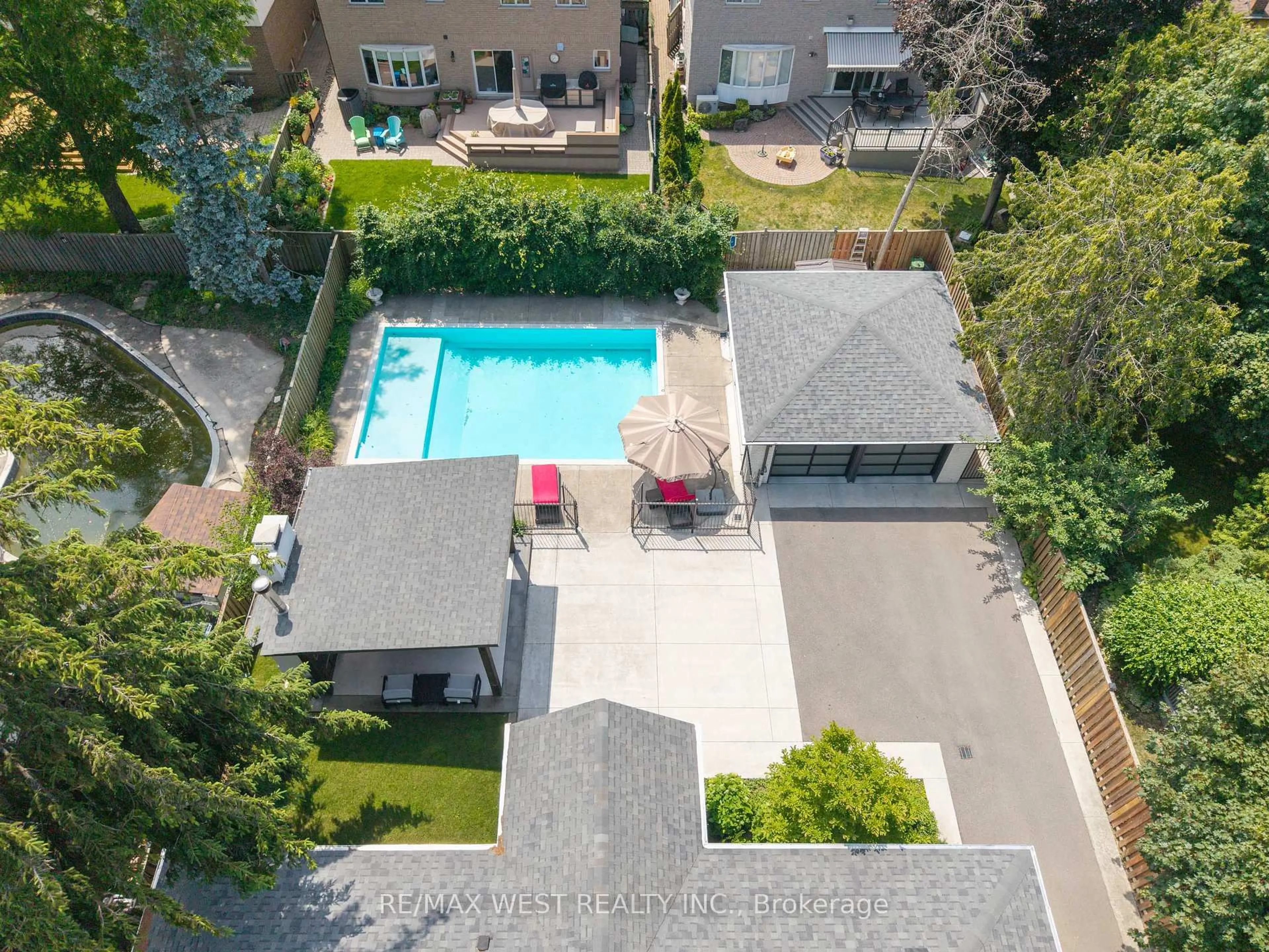 A pic from outside/outdoor area/front of a property/back of a property/a pic from drone, street for 92 Warwood Rd, Toronto Ontario M9B 5B7