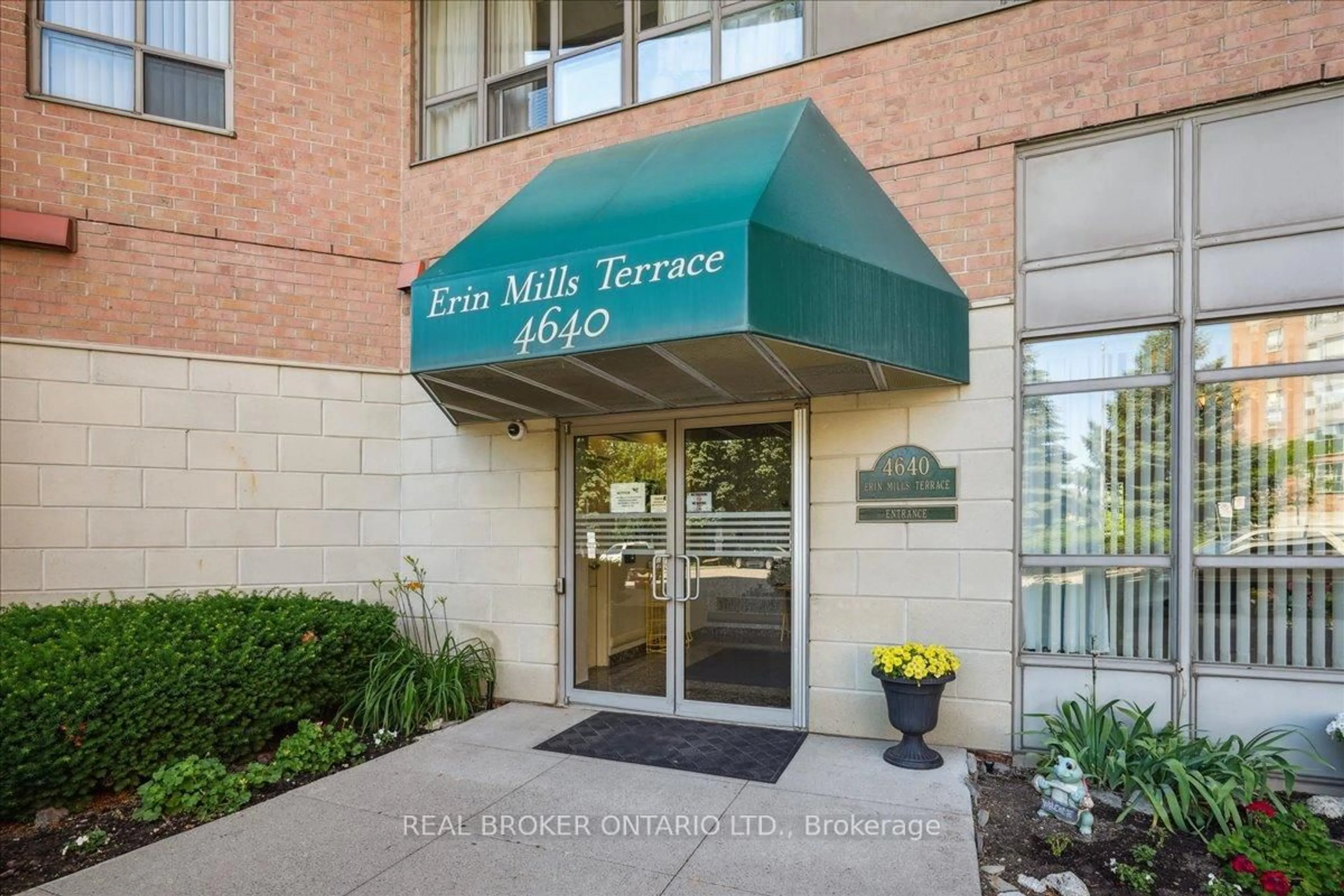 Indoor foyer for 4640 Kimbermount Ave #505, Mississauga Ontario L5M 5W6