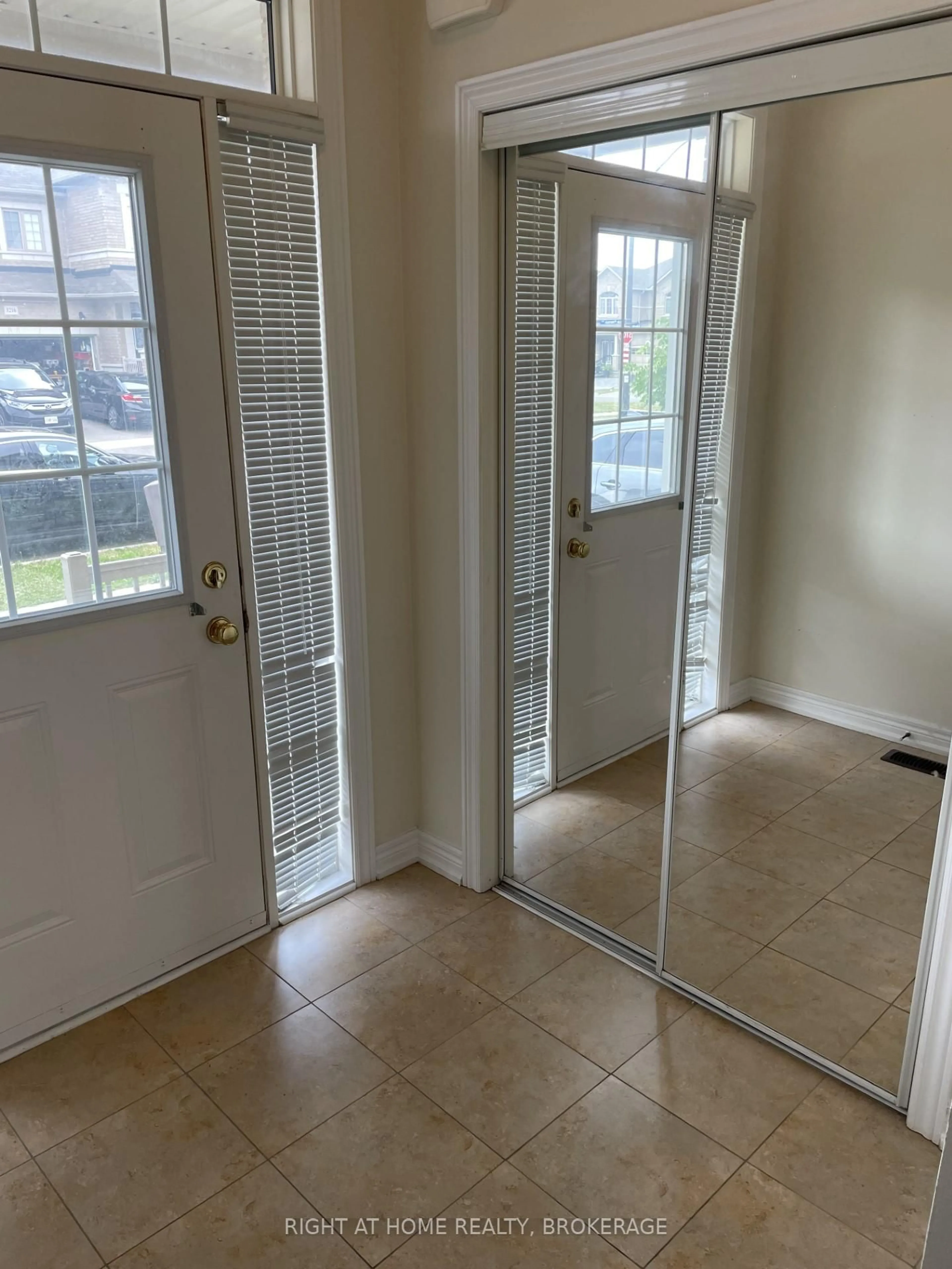 Indoor entryway for 3211 Edwyna Dr, Mississauga Ontario L5M 0V3