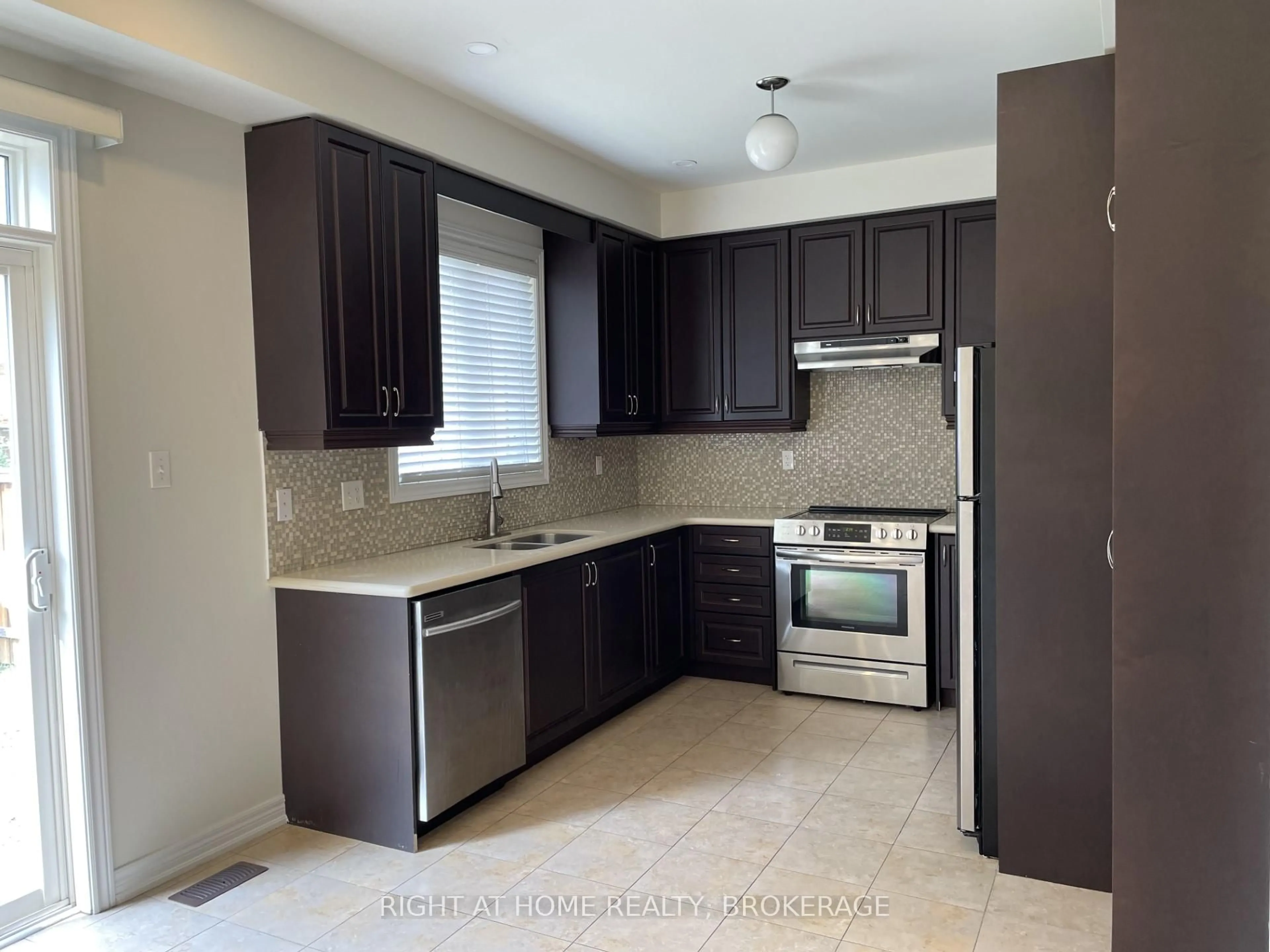 Standard kitchen, ceramic/tile floor for 3211 Edwyna Dr, Mississauga Ontario L5M 0V3