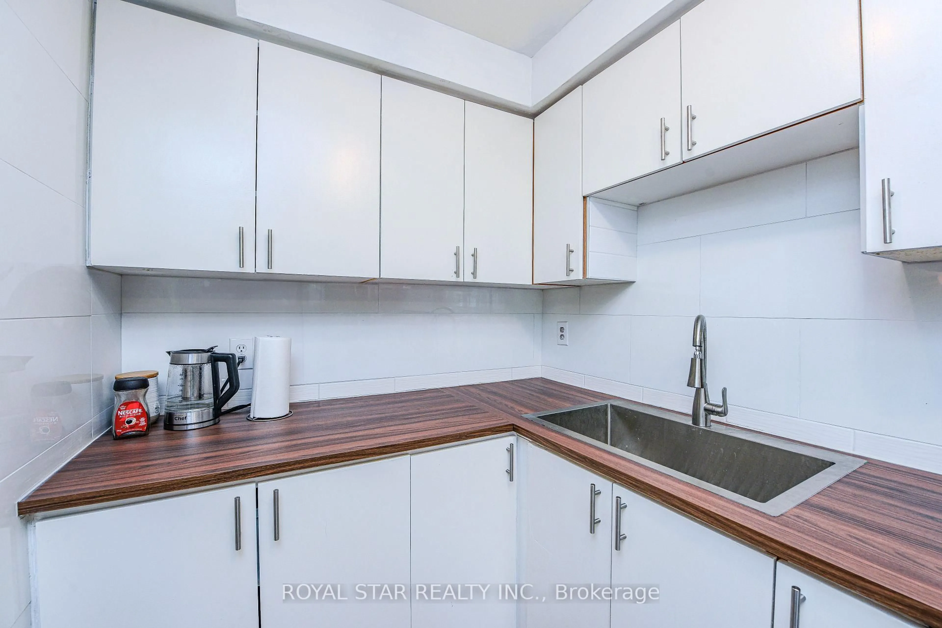 Standard kitchen, wood/laminate floor for 71 Muirland Cres, Brampton Ontario L6X 4P3