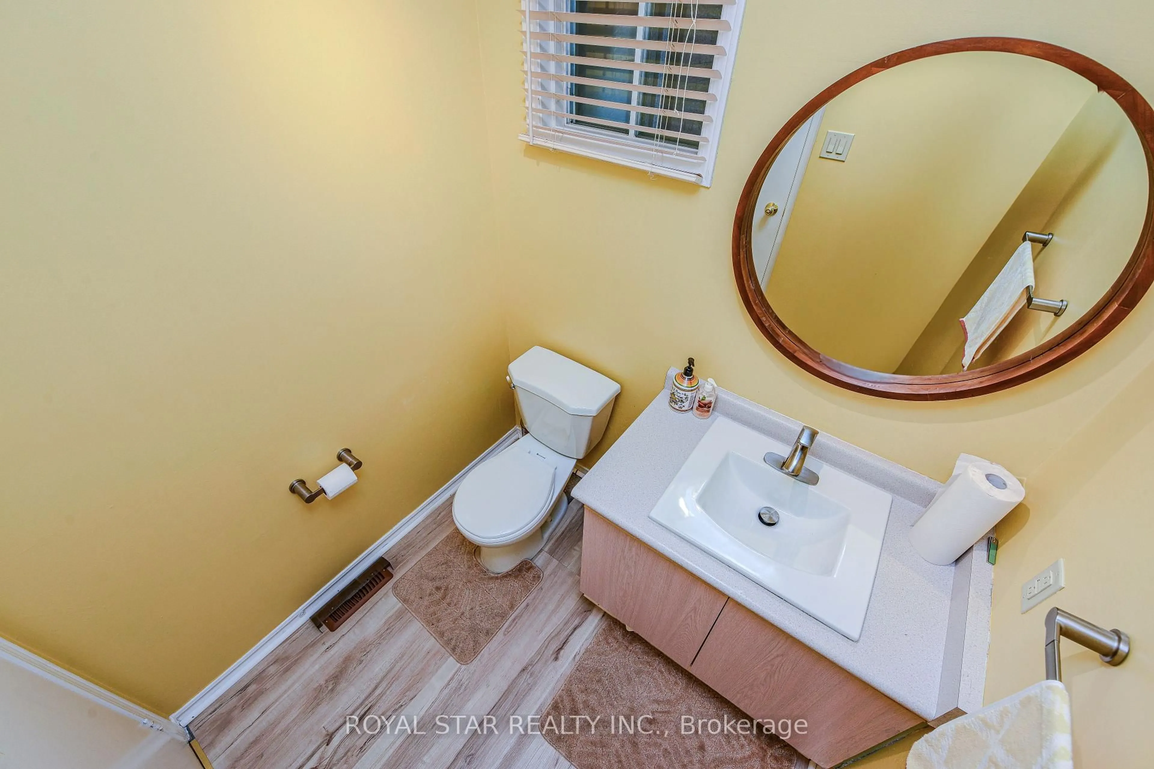 Standard bathroom, ceramic/tile floor for 71 Muirland Cres, Brampton Ontario L6X 4P3