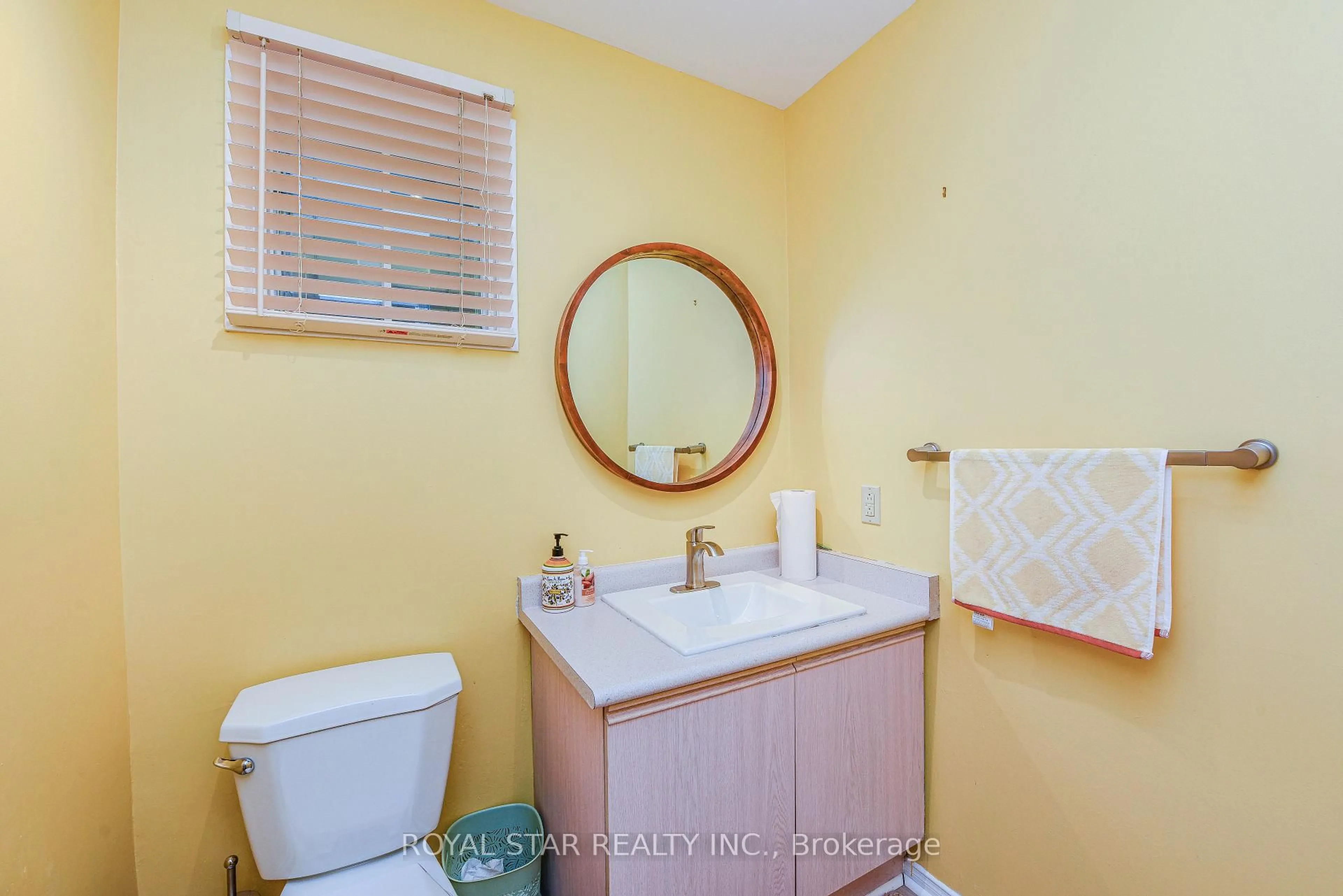 Standard bathroom, ceramic/tile floor for 71 Muirland Cres, Brampton Ontario L6X 4P3