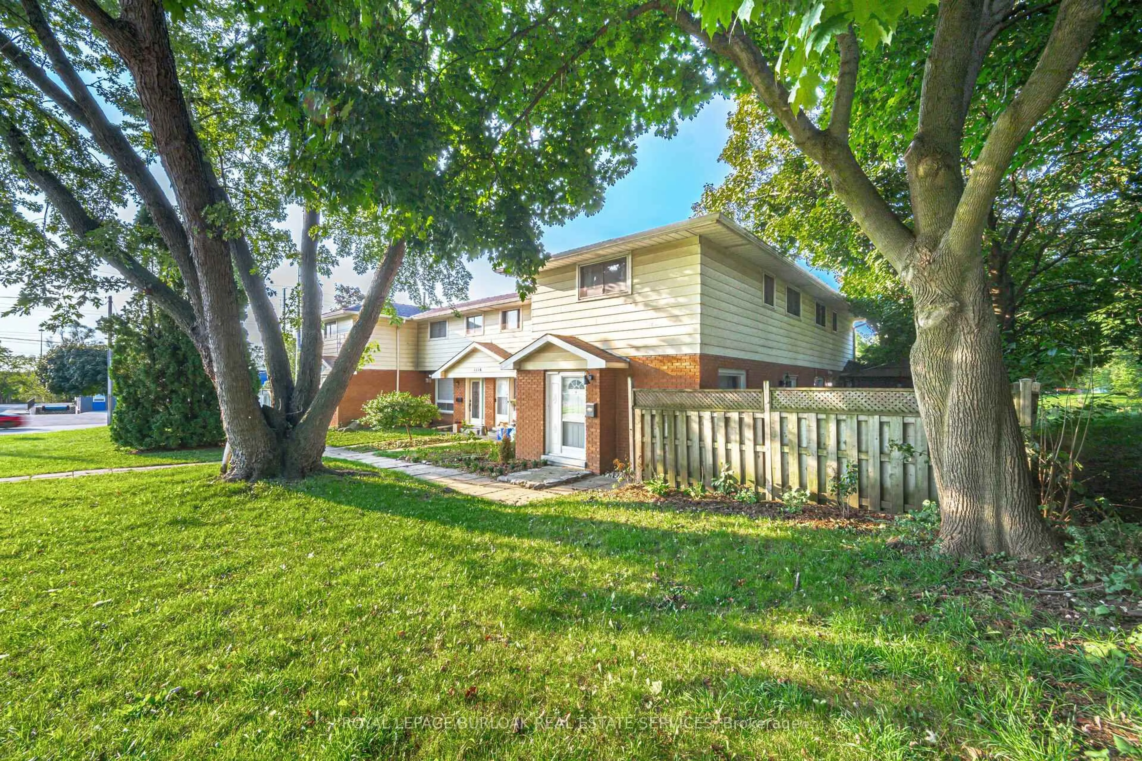 A pic from outside/outdoor area/front of a property/back of a property/a pic from drone, street for 1116 Homewood Dr #1, Burlington Ontario L7P 2M2