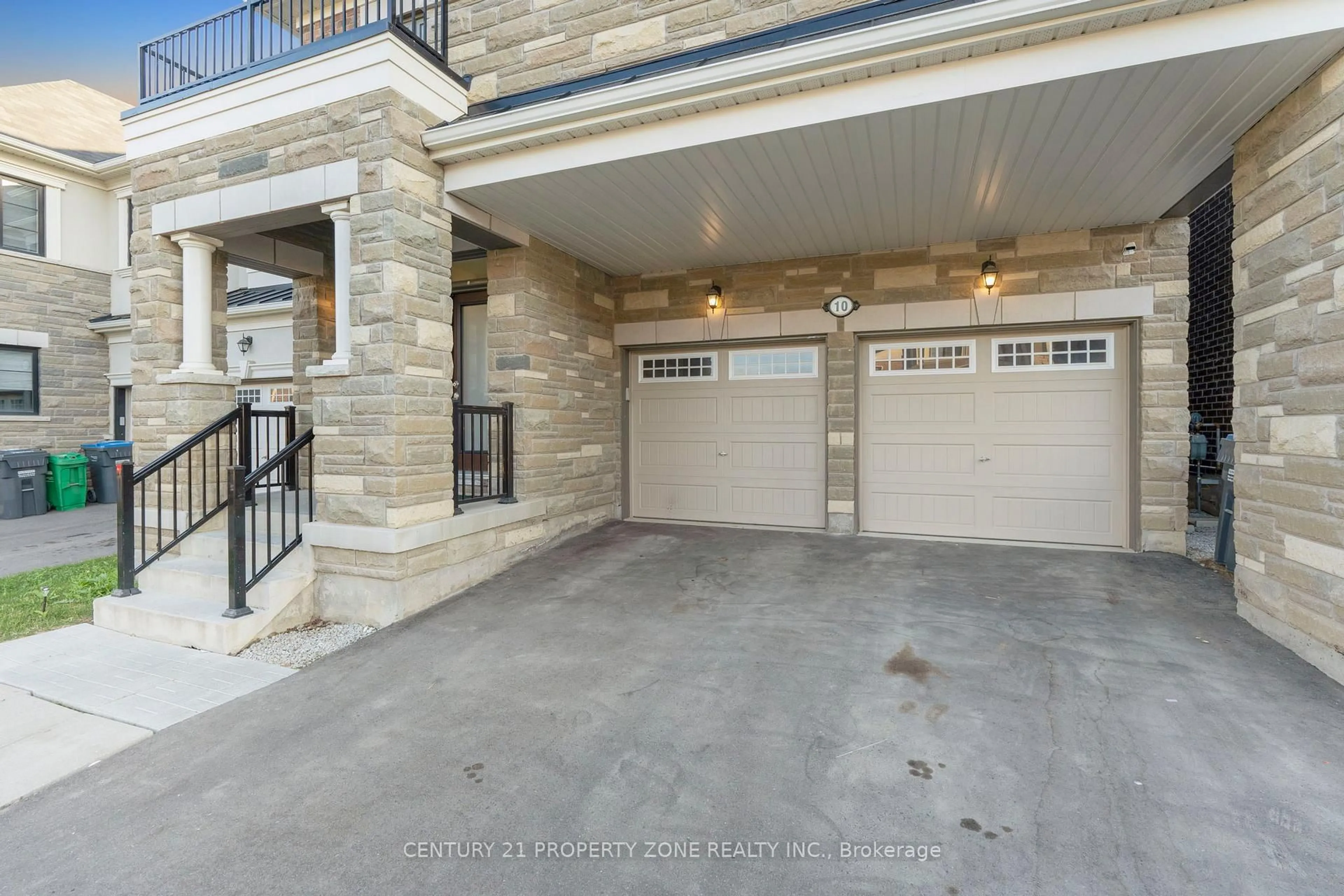 Indoor garage for 10 Speckled Alder St, Caledon Ontario L7C 4J1