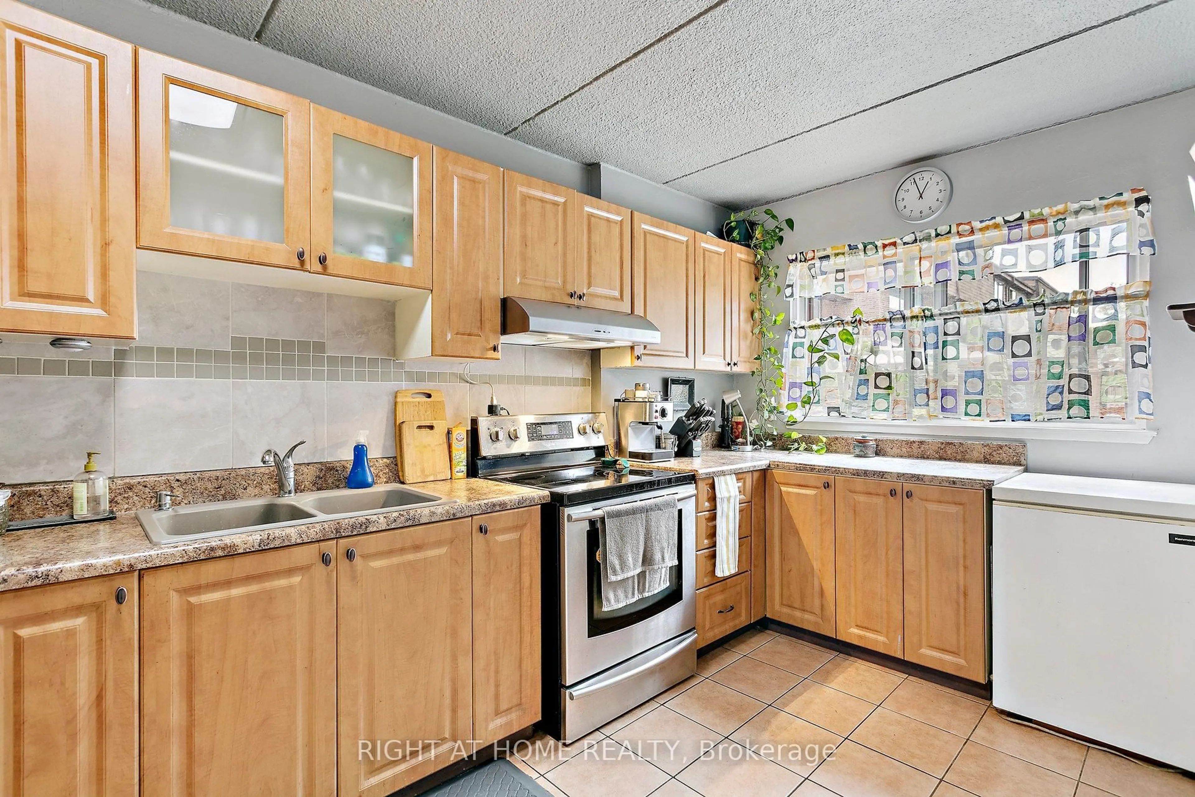 Standard kitchen, ceramic/tile floor for 180 Mississ Vly Blvd #161, Mississauga Ontario L5A 3M2