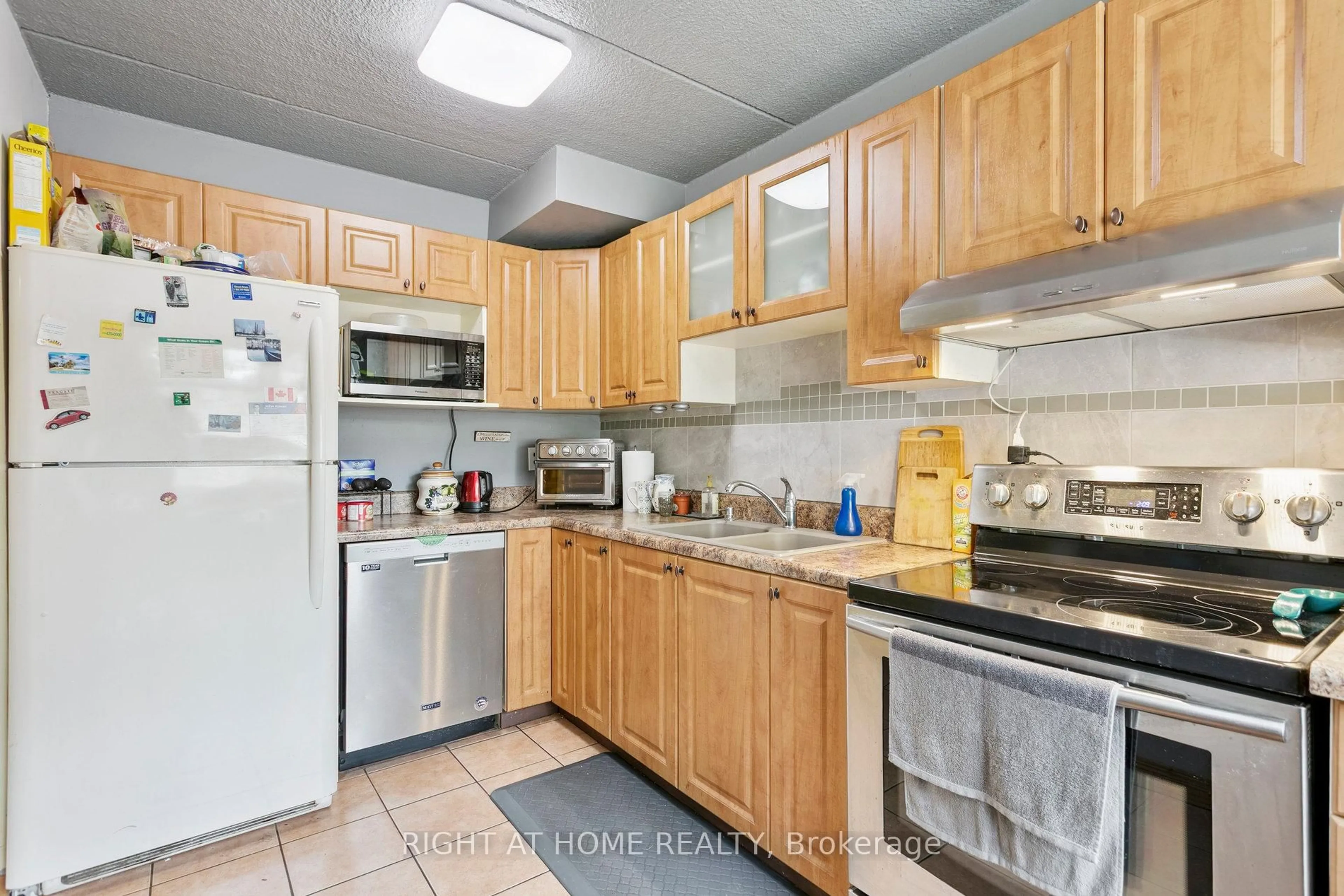 Standard kitchen, unknown for 180 Mississ Vly Blvd #161, Mississauga Ontario L5A 3M2