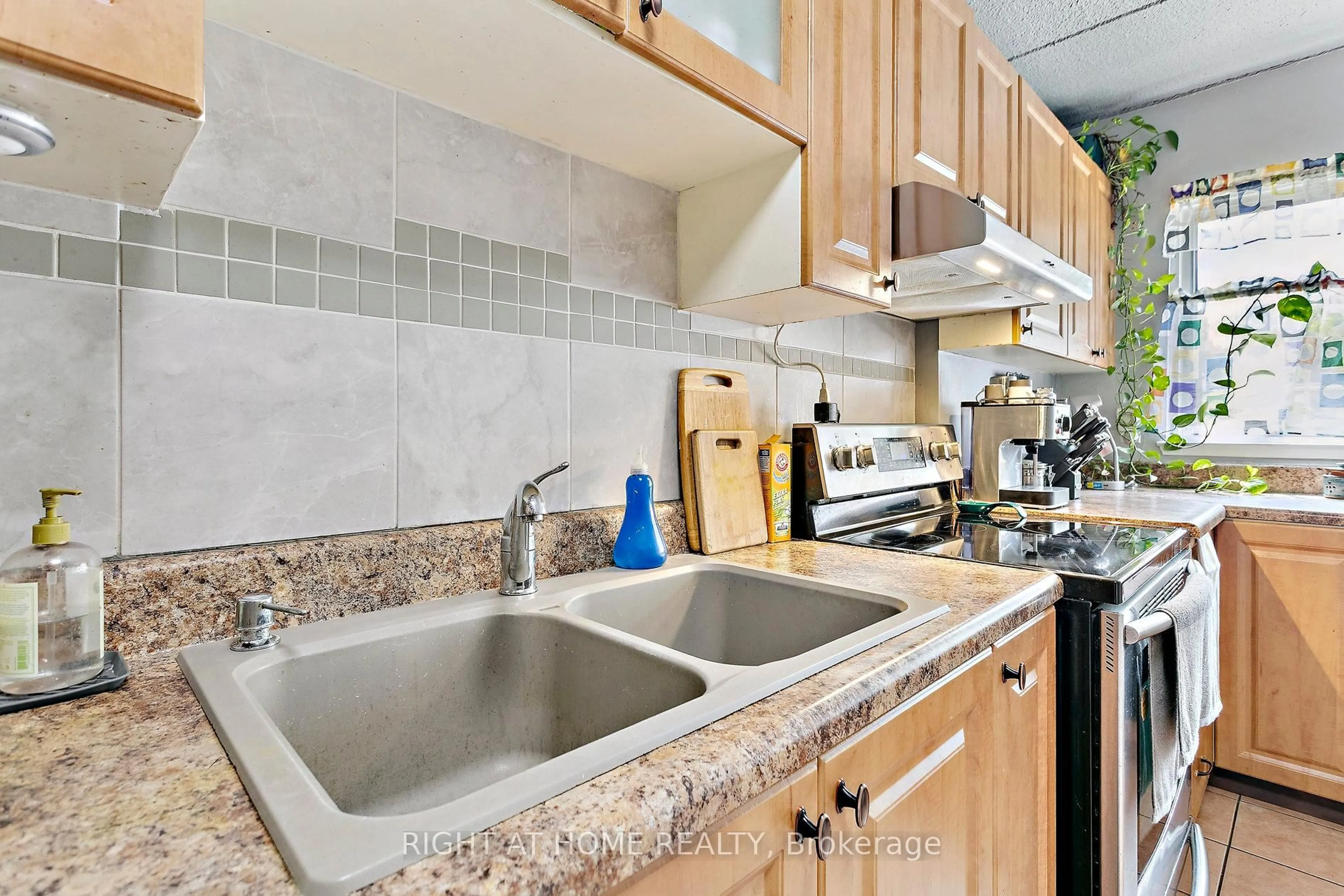 Standard kitchen, ceramic/tile floor for 180 Mississ Vly Blvd #161, Mississauga Ontario L5A 3M2
