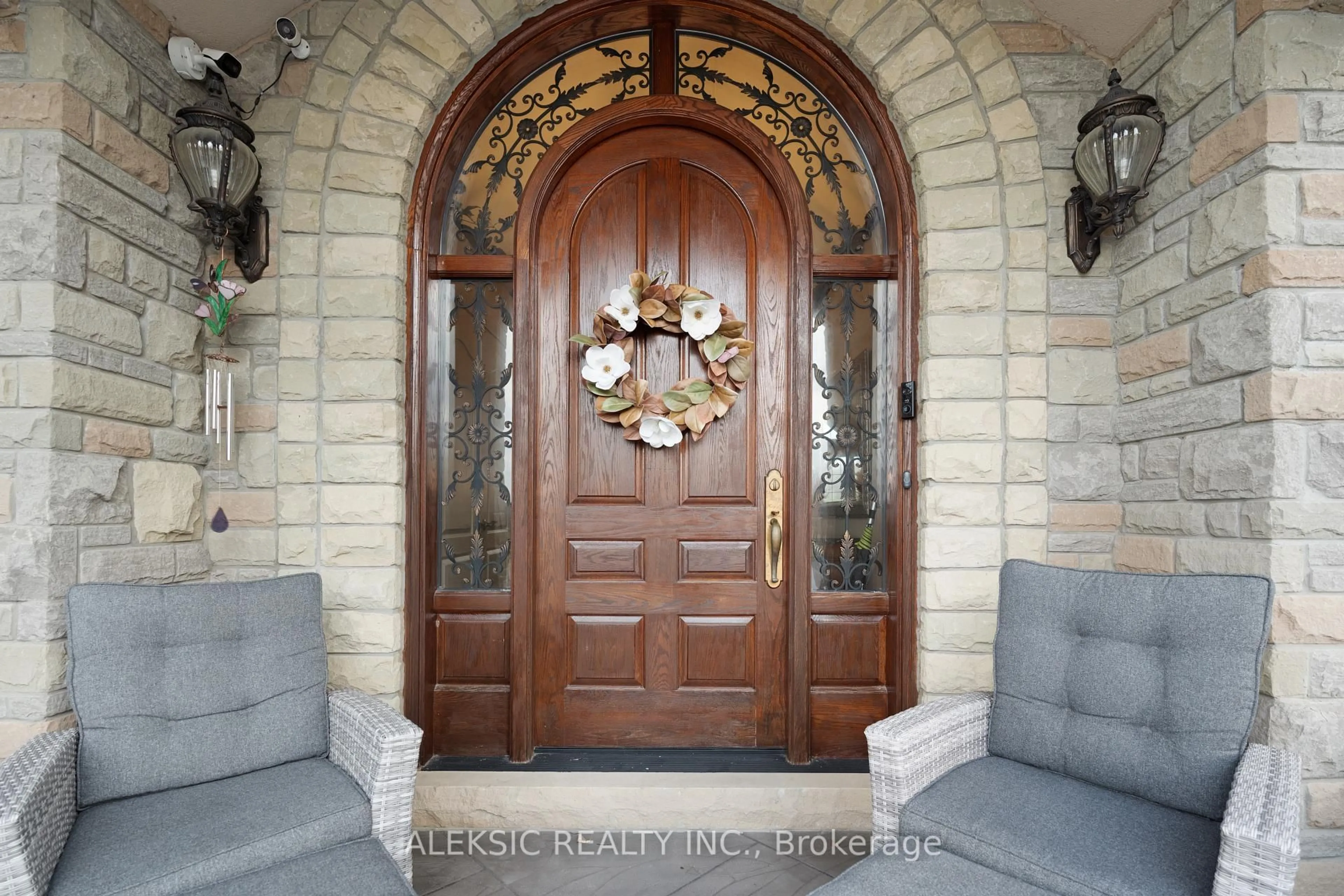 Indoor entryway for 9797 Hunsden Sdrd, Caledon Ontario L7E 0J8