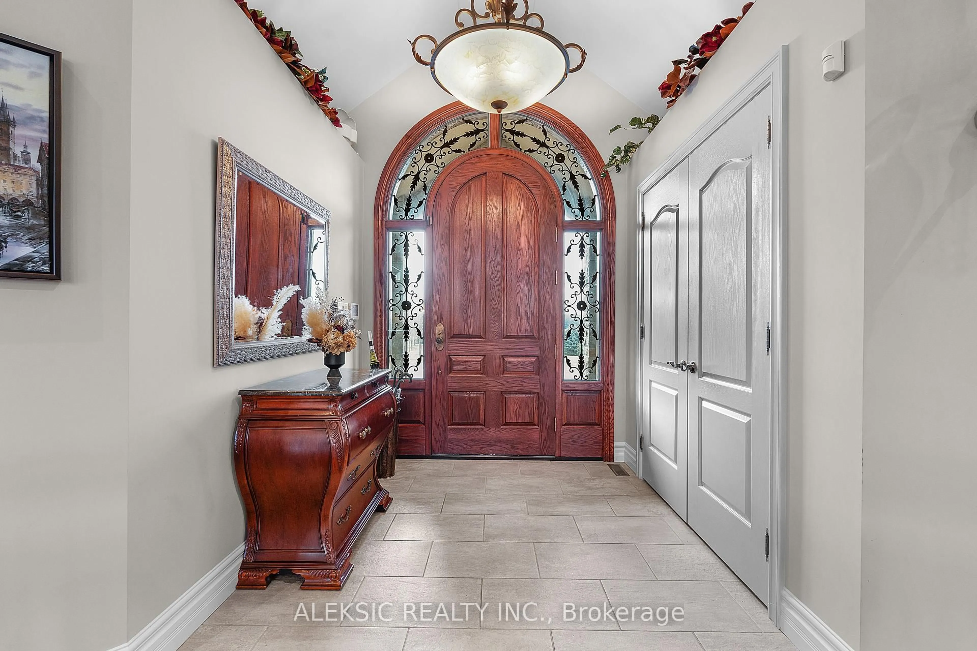 Indoor entryway for 9797 Hunsden Sdrd, Caledon Ontario L7E 0J8