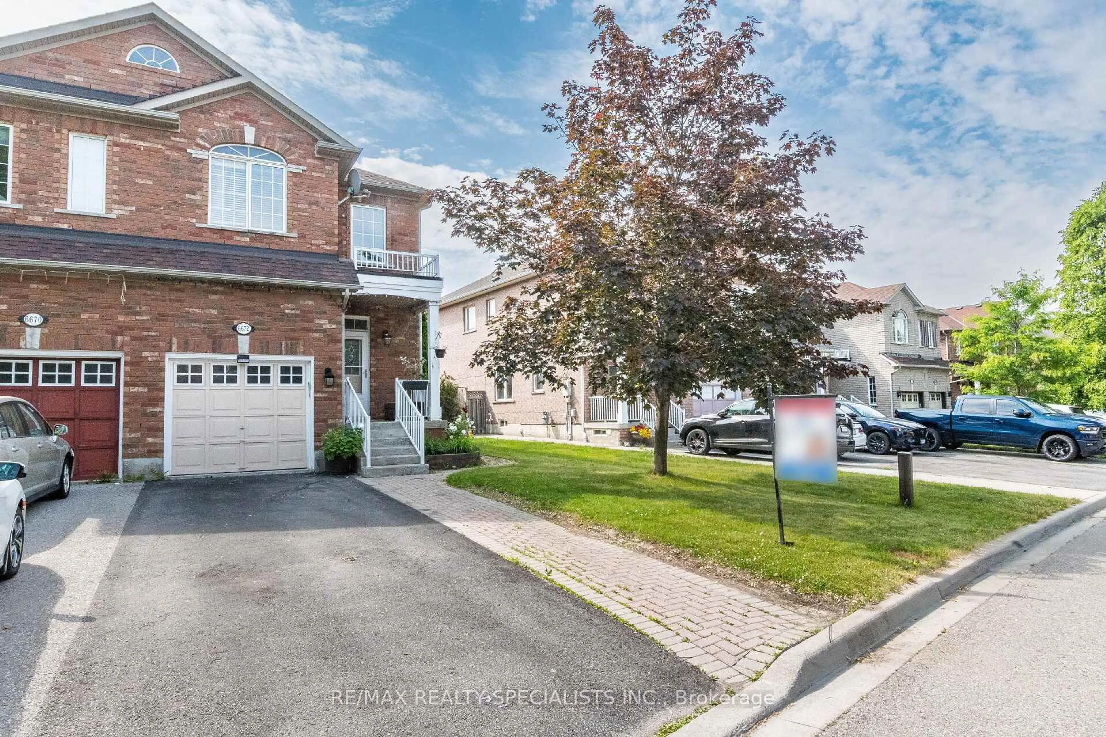 A pic from outside/outdoor area/front of a property/back of a property/a pic from drone, street for 6672 Opera Glass Cres, Mississauga Ontario L5W 1R8