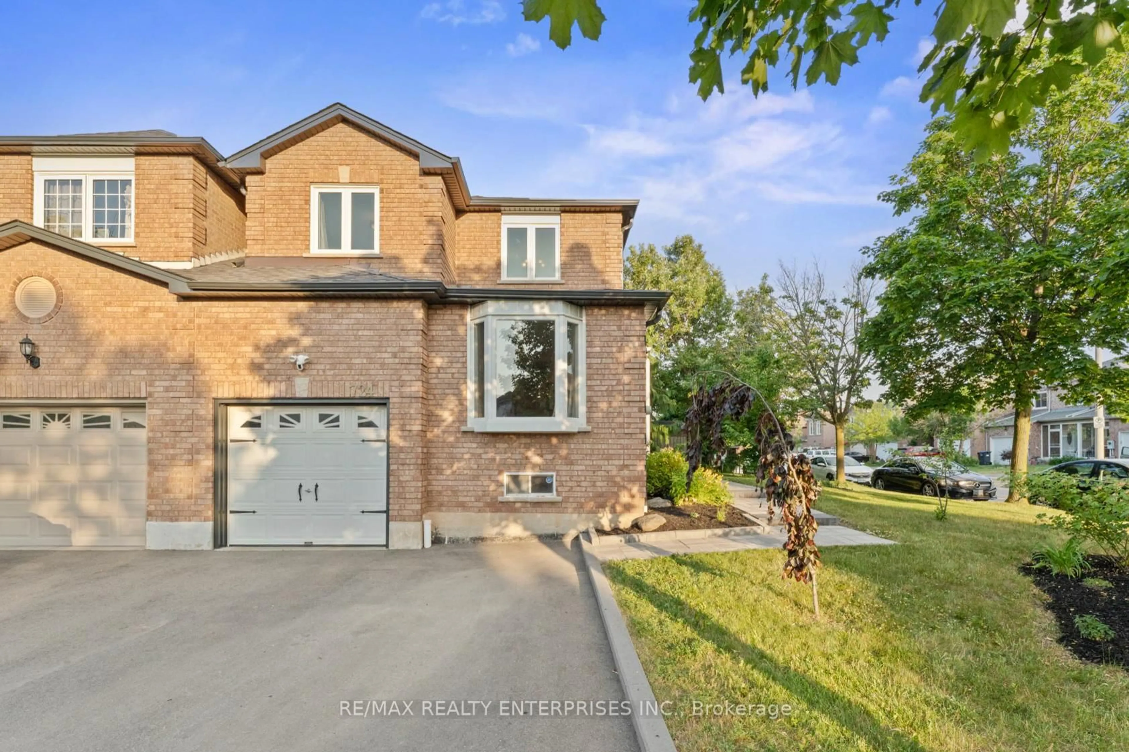 Home with brick exterior material, street for 724 Ashprior Ave, Mississauga Ontario L5R 3P1