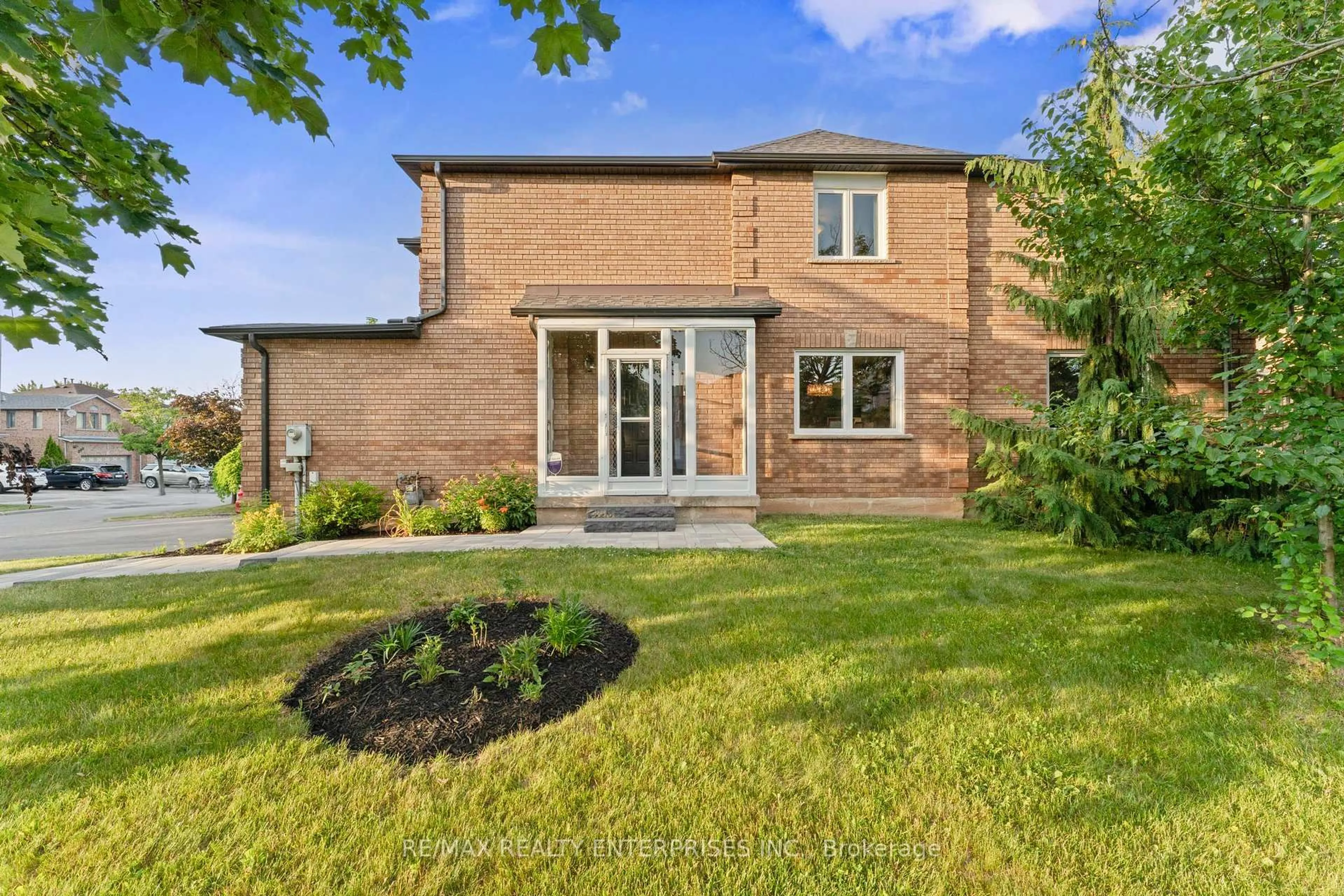 Home with brick exterior material, street for 724 Ashprior Ave, Mississauga Ontario L5R 3P1