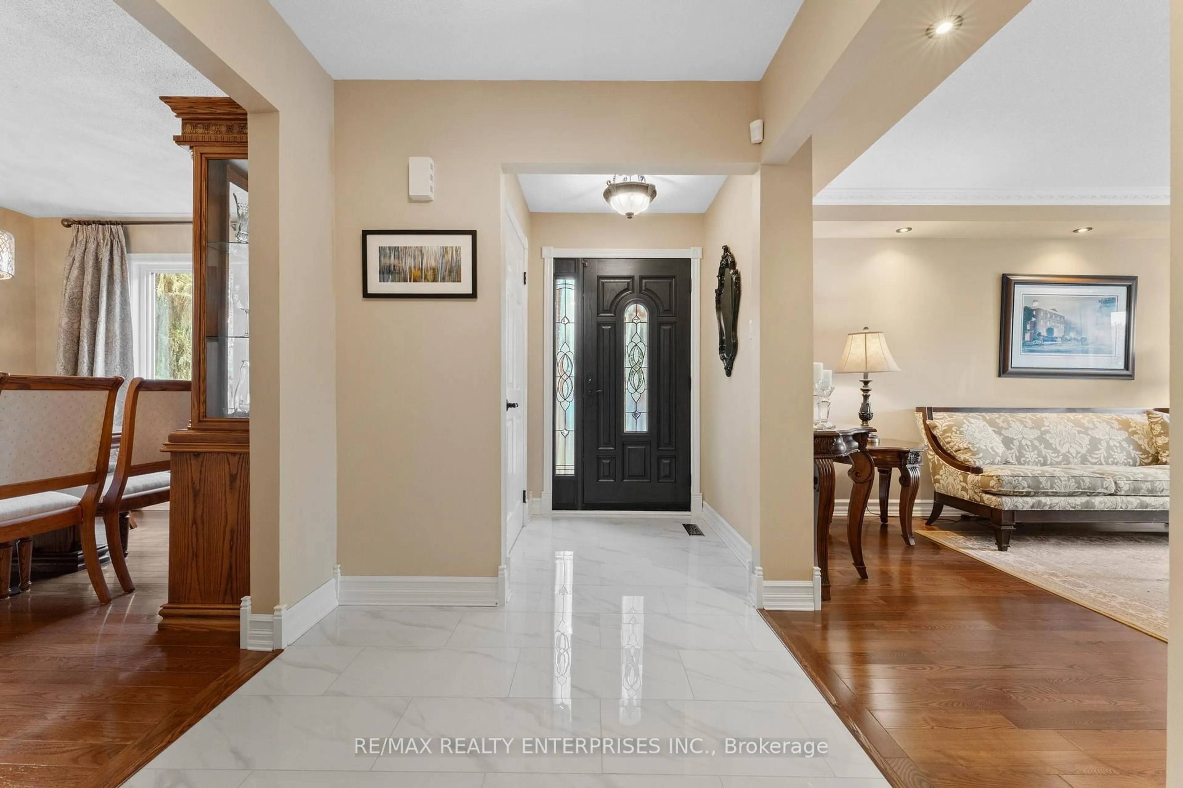 Indoor entryway for 724 Ashprior Ave, Mississauga Ontario L5R 3P1