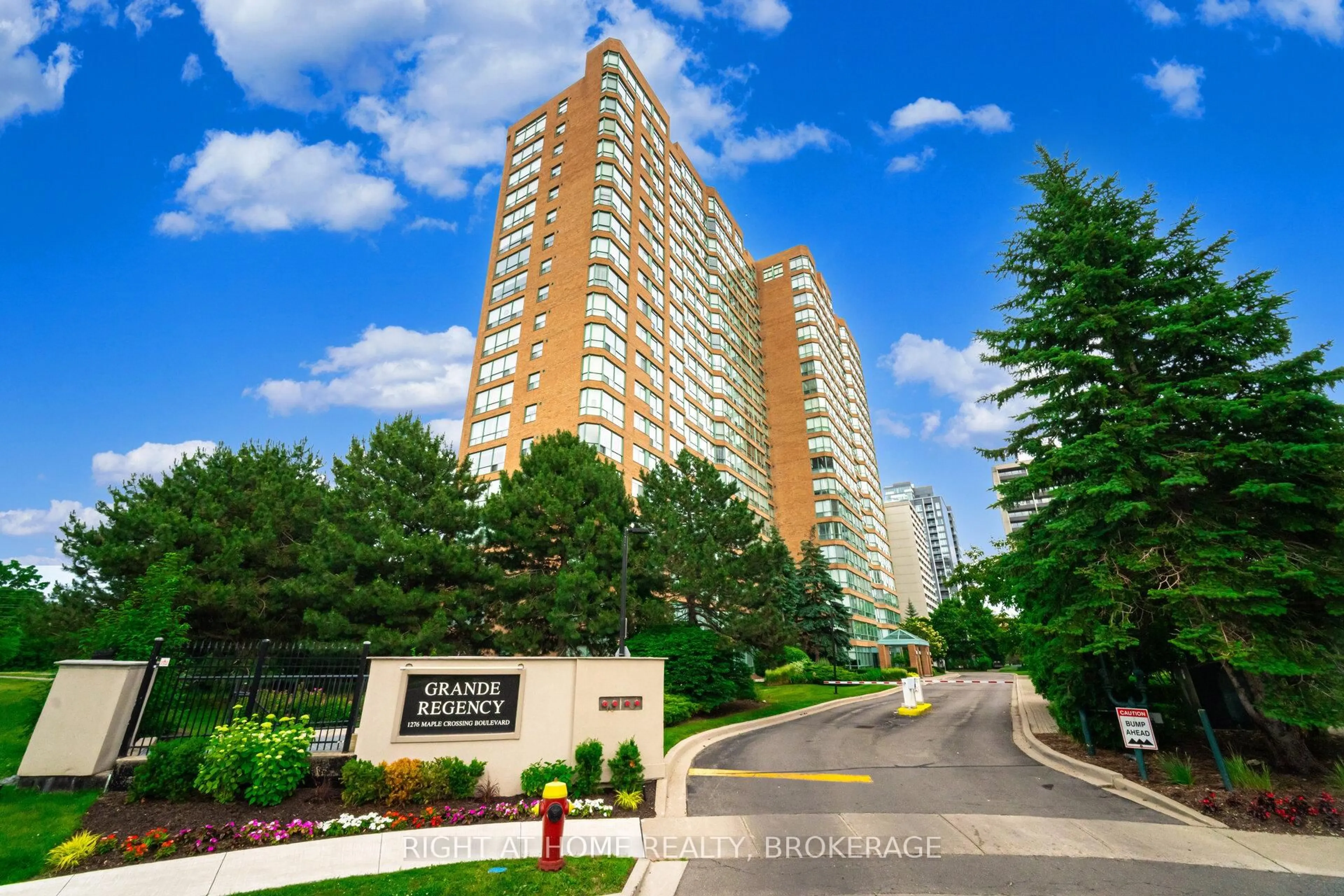 Indoor foyer for 1276 Maple Crossing Blvd #1214, Burlington Ontario L7S 2J9