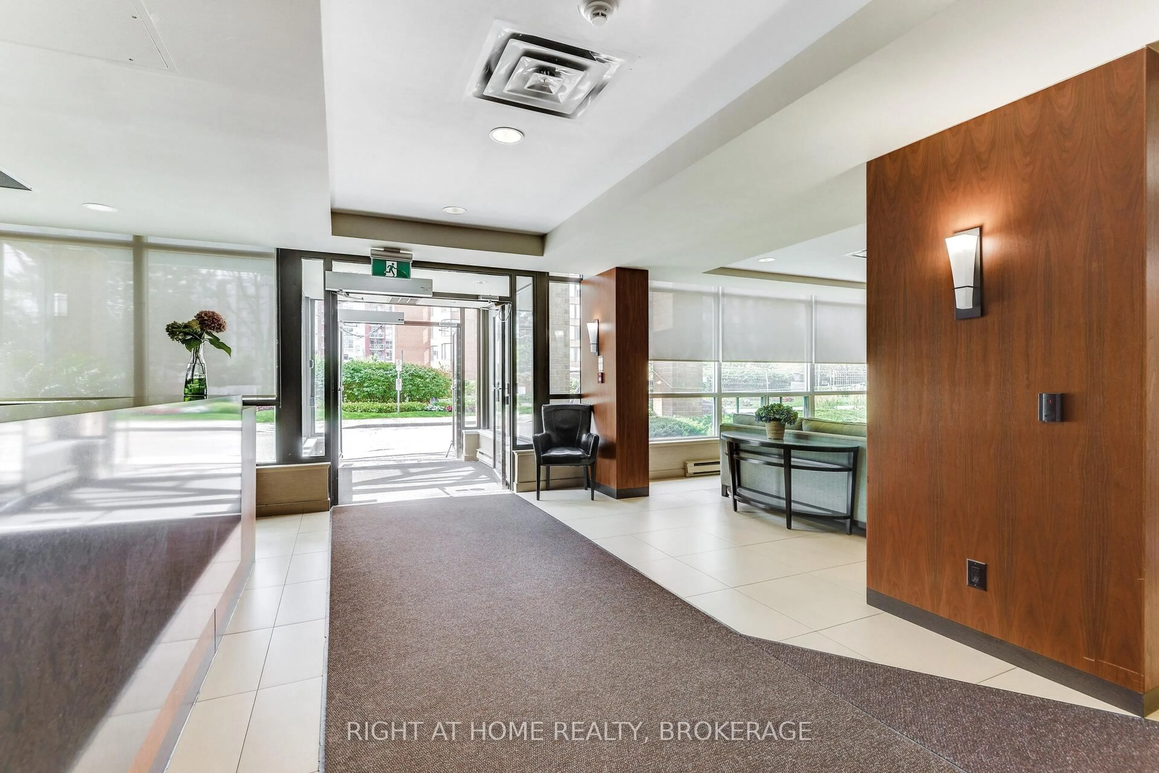 Indoor foyer for 1276 Maple Crossing Blvd #1214, Burlington Ontario L7S 2J9