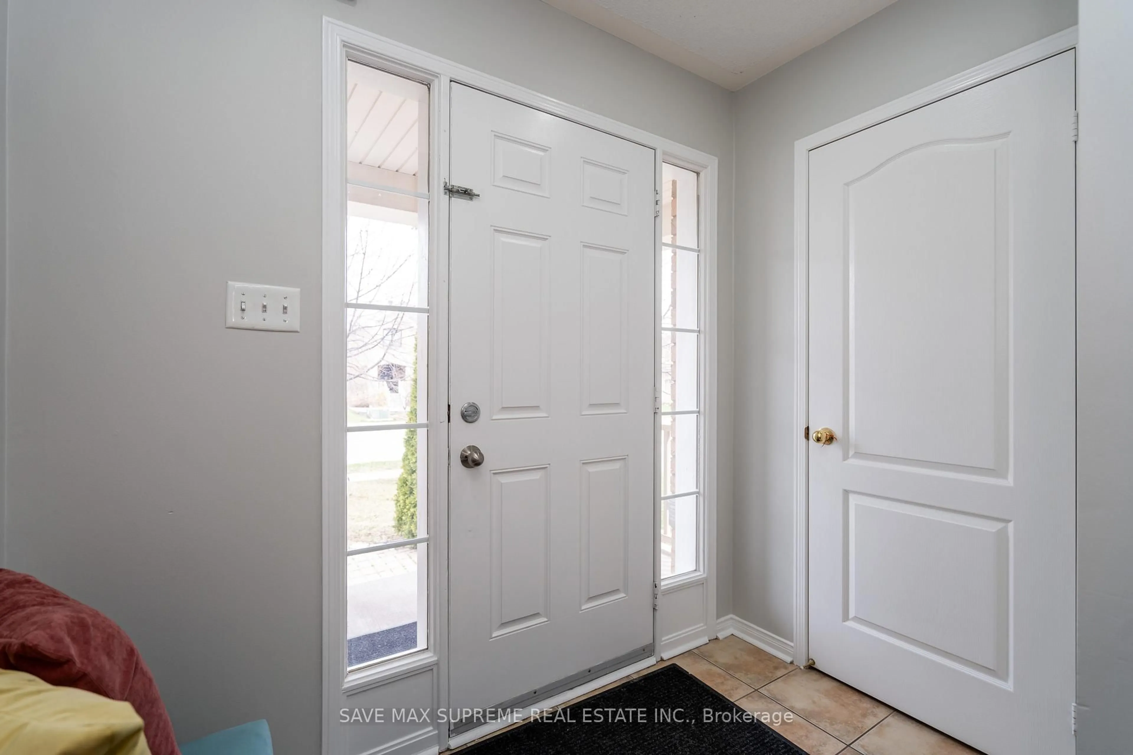 Indoor entryway for 98 Crown Victoria Dr, Brampton Ontario L7A 3X6
