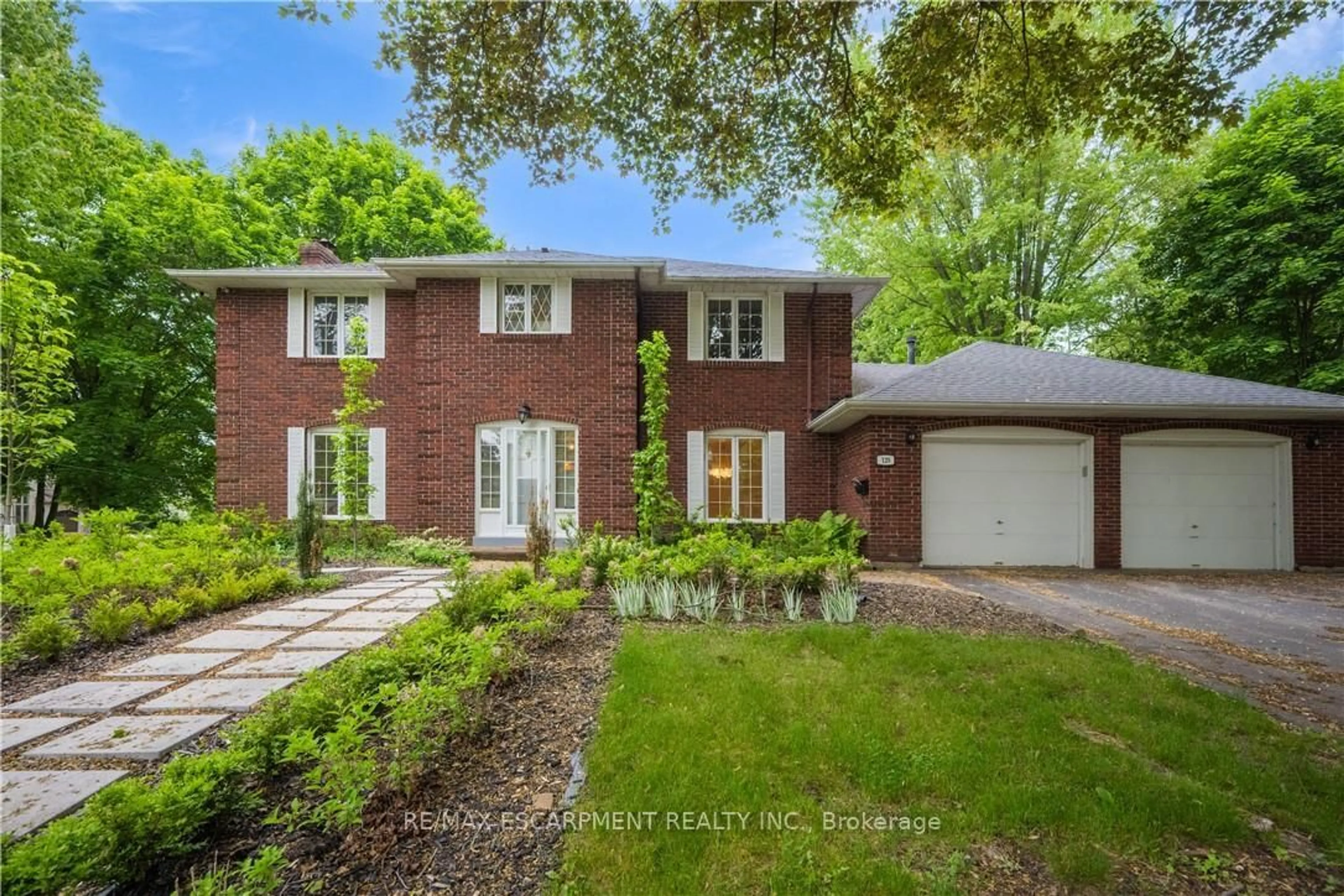Home with brick exterior material, street for 120 Castle Cres, Oakville Ontario L6J 5H3