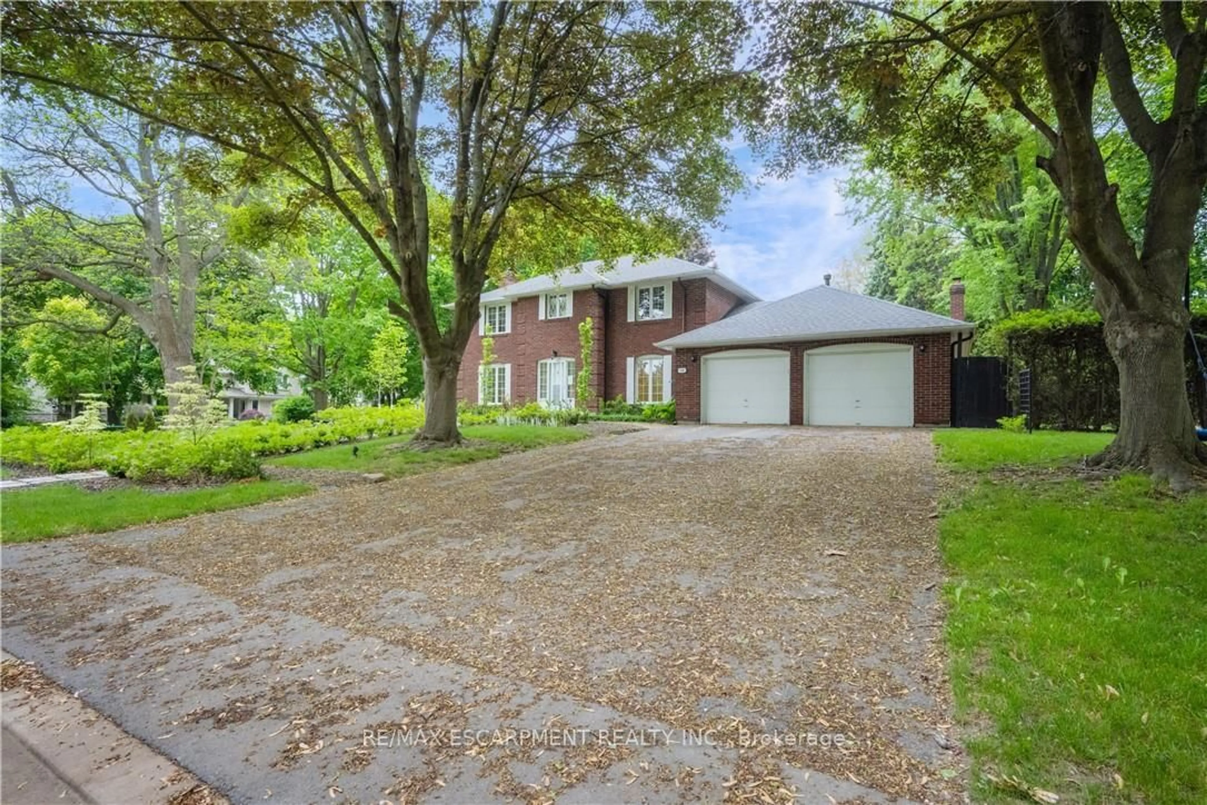 A pic from outside/outdoor area/front of a property/back of a property/a pic from drone, street for 120 Castle Cres, Oakville Ontario L6J 5H3