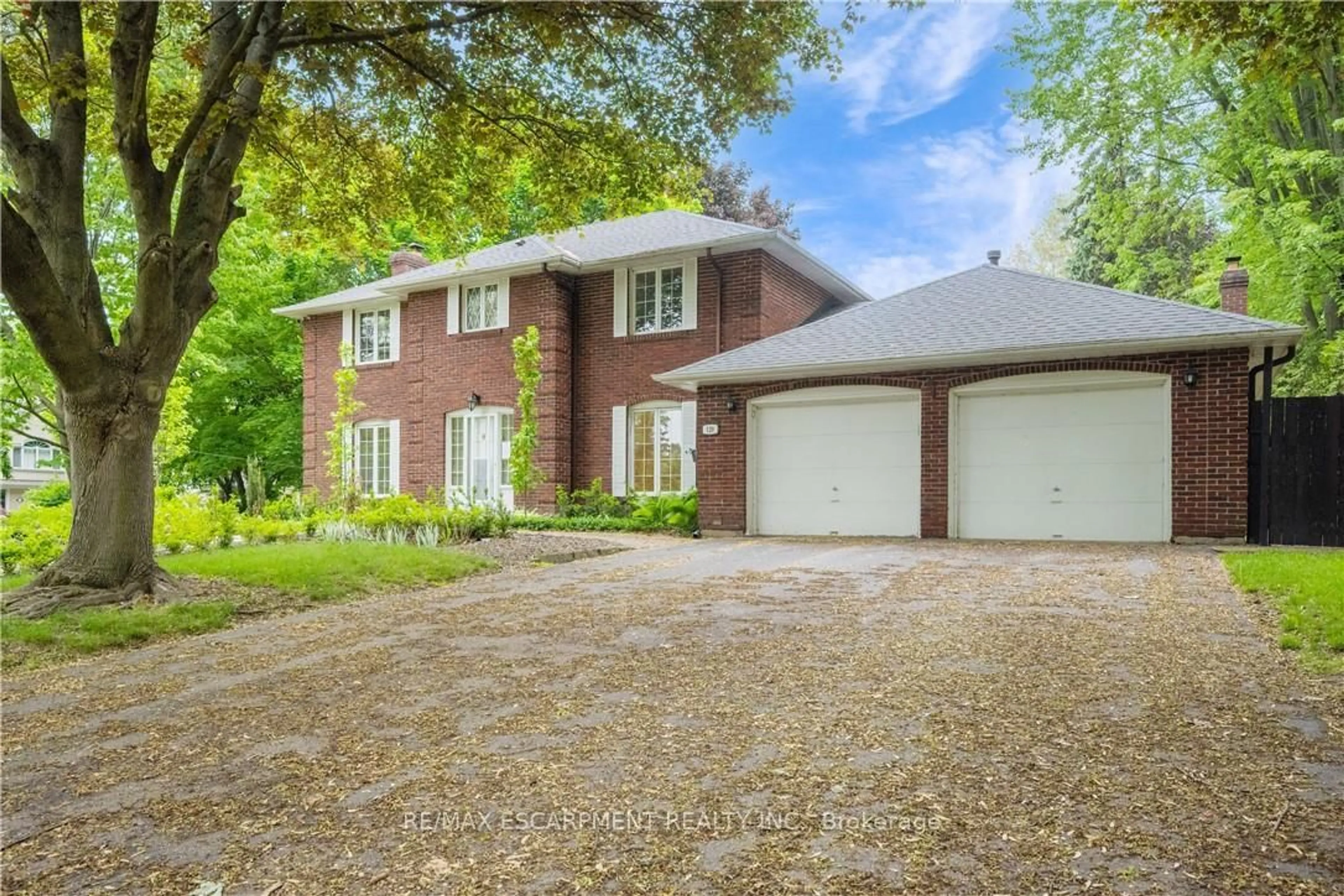 Home with brick exterior material, street for 120 Castle Cres, Oakville Ontario L6J 5H3