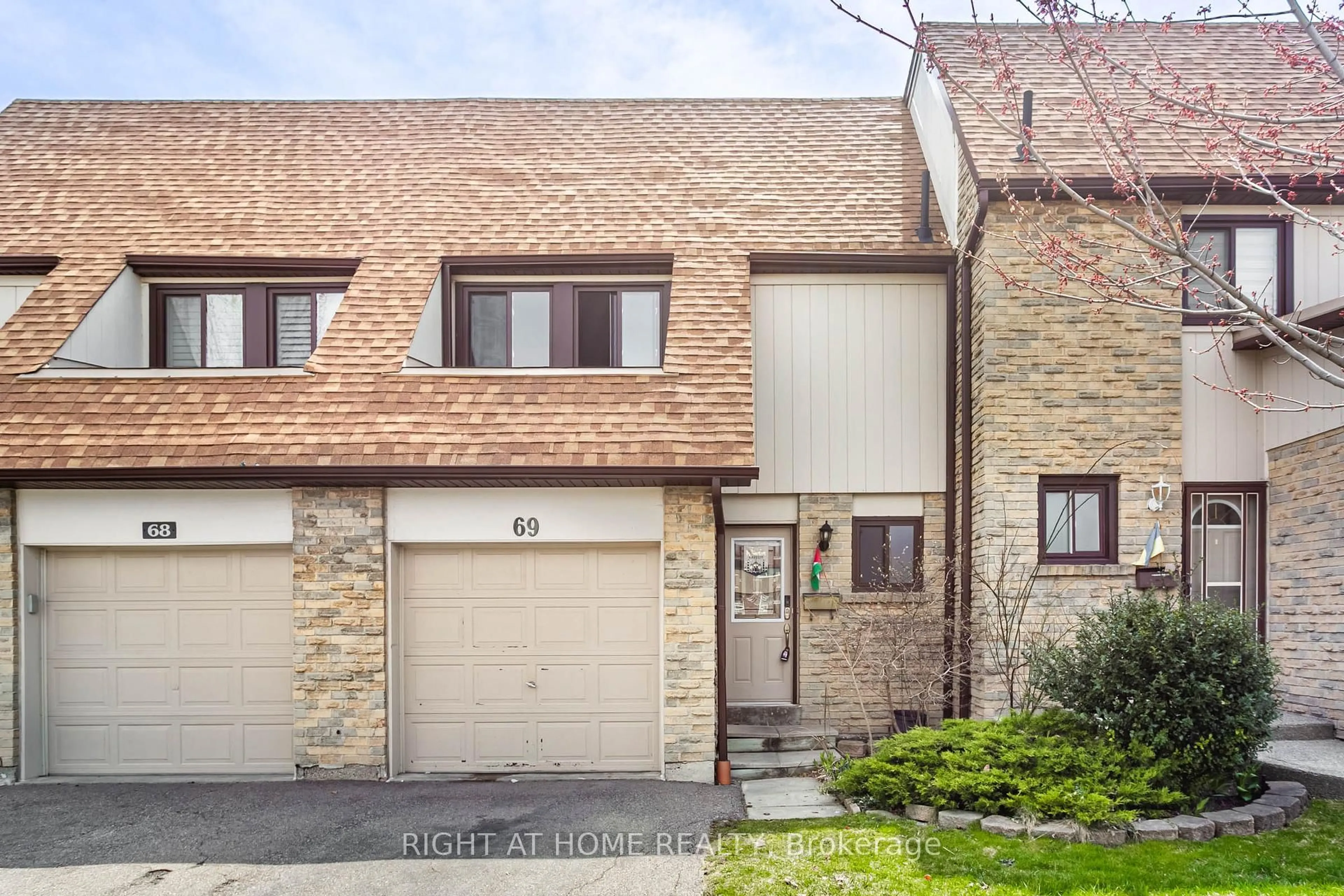 Home with brick exterior material, street for 3345 Silverado Dr #69, Mississauga Ontario L5A 3Y8