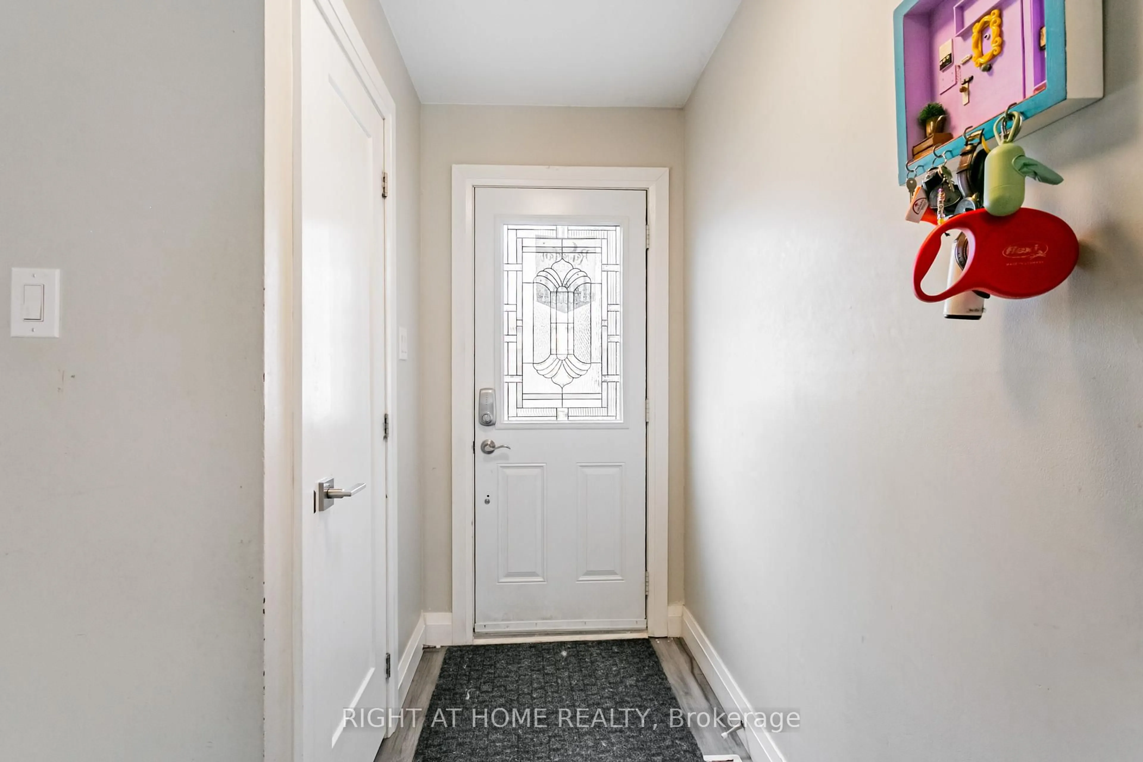 Indoor entryway for 3345 Silverado Dr #69, Mississauga Ontario L5A 3Y8