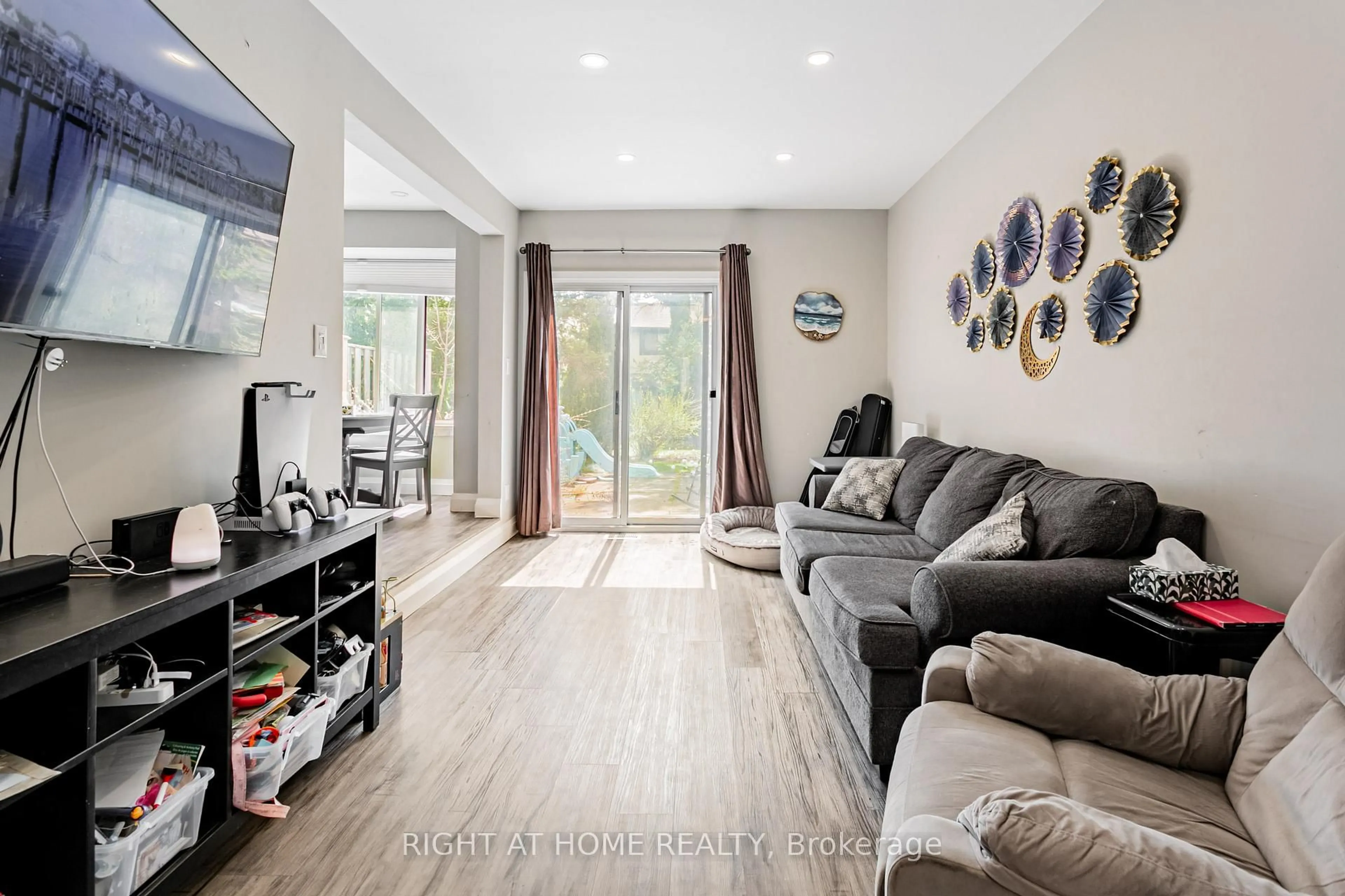 Living room with furniture, unknown for 3345 Silverado Dr #69, Mississauga Ontario L5A 3Y8