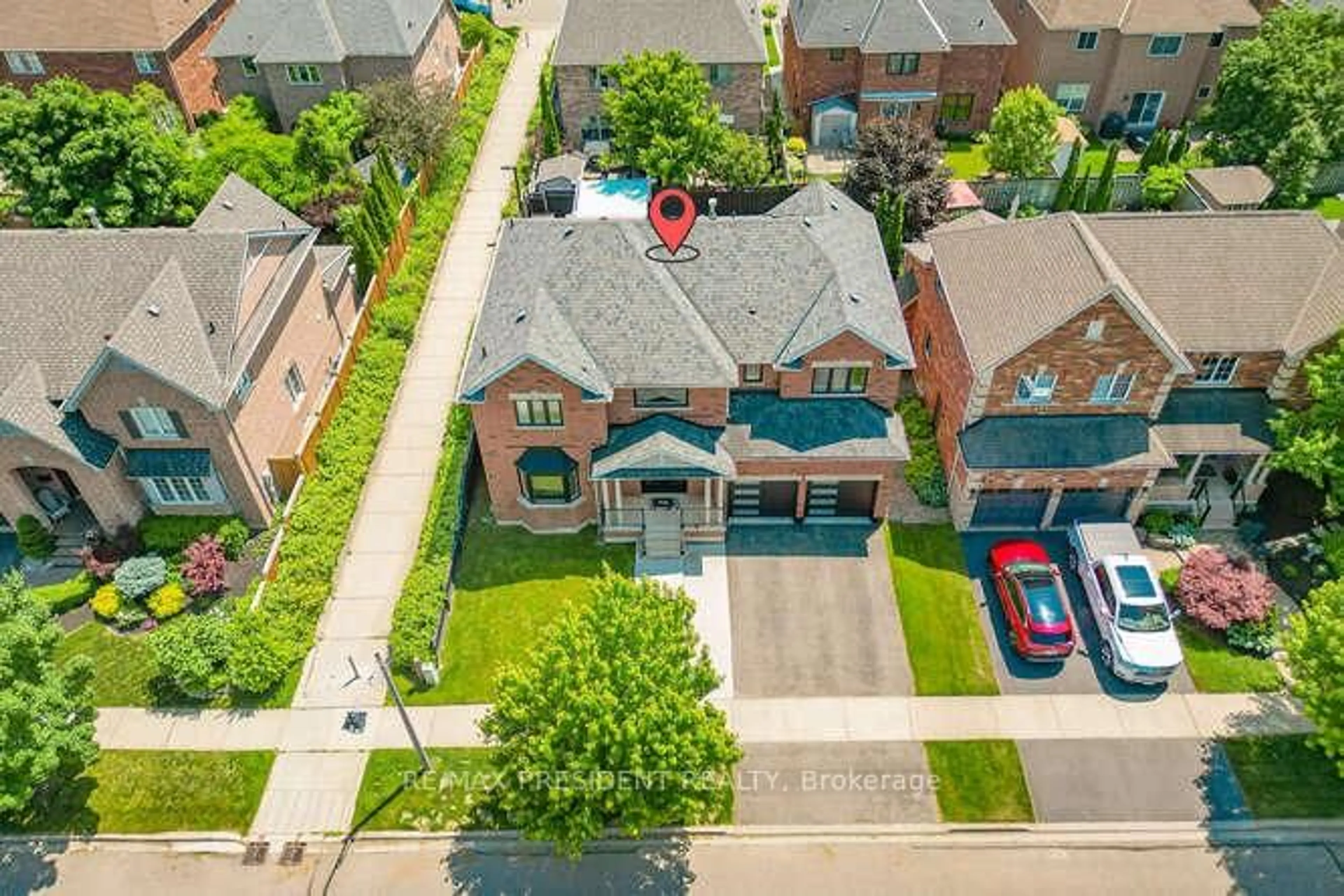 A pic from outside/outdoor area/front of a property/back of a property/a pic from drone, street for 46 Grist Mill Dr, Halton Hills Ontario L7G 6C1