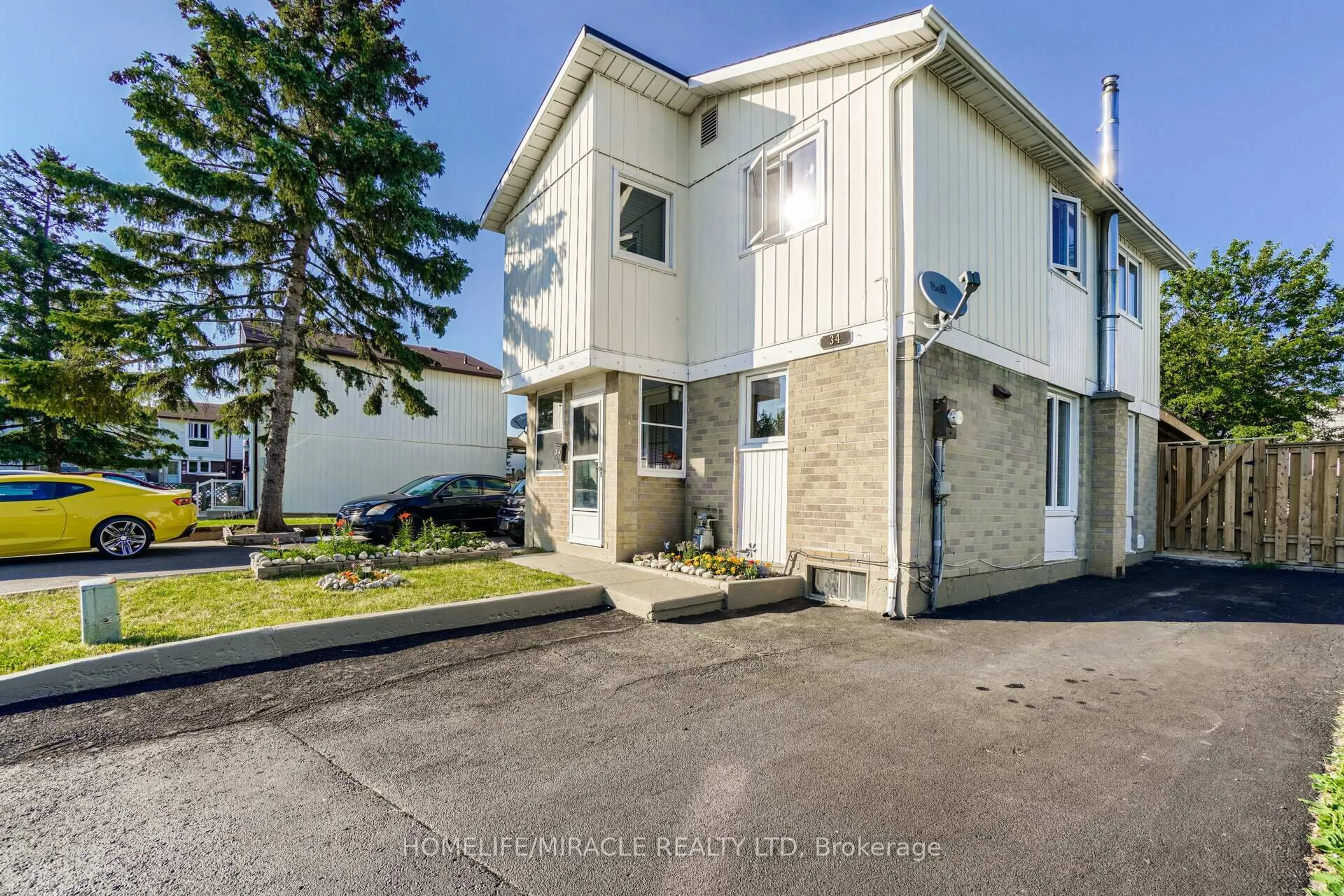 A pic from outside/outdoor area/front of a property/back of a property/a pic from drone, street for 34 Greenbush Cres, Brampton Ontario L6S 2K2