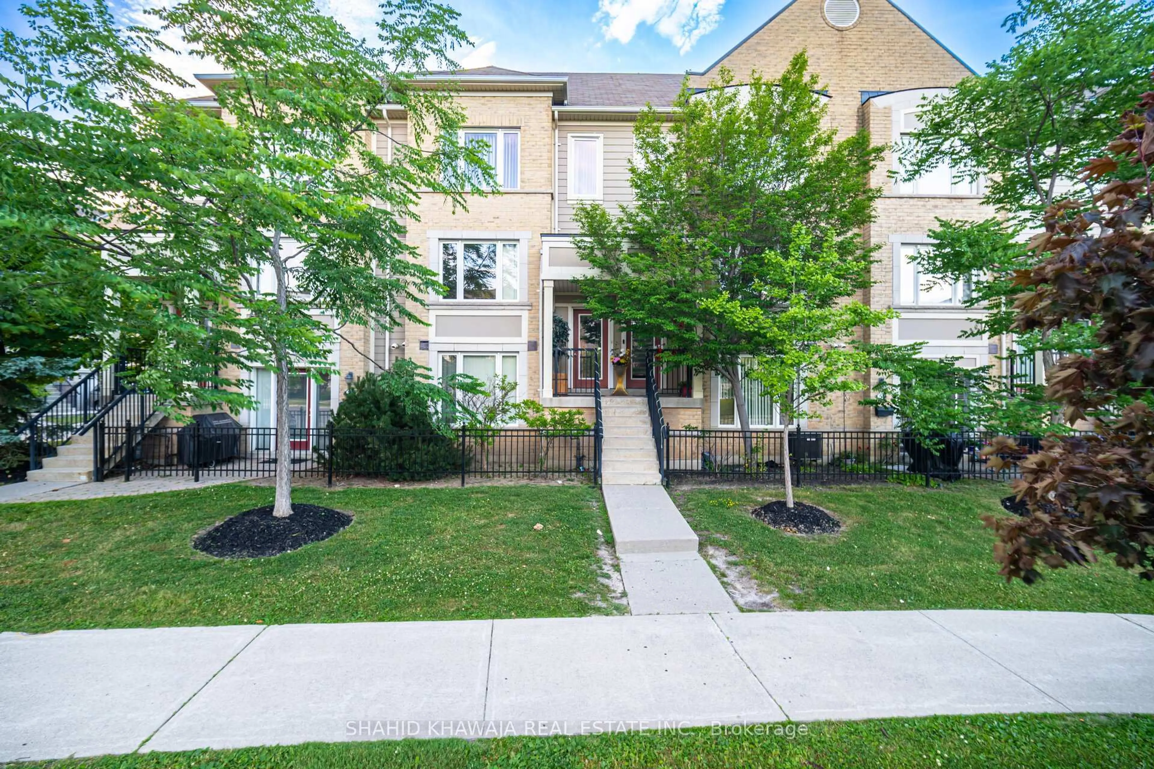 Patio, street for 3025 Destination Dr #7, Mississauga Ontario L5M 0P3