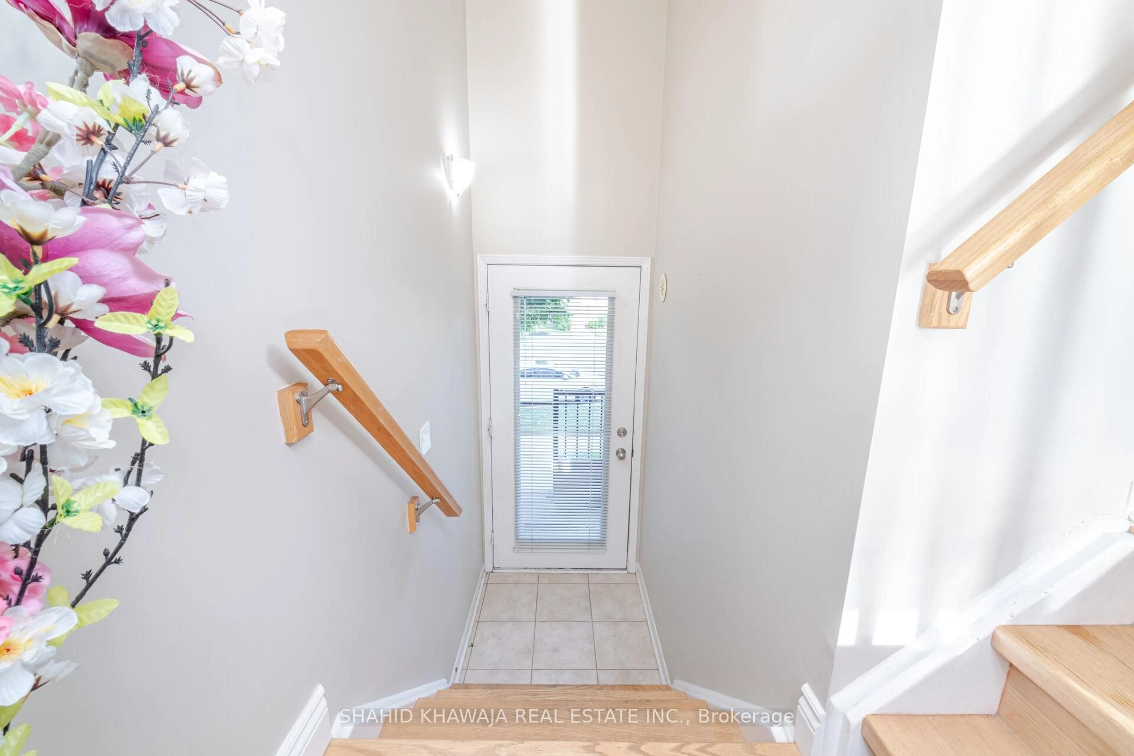 Indoor entryway for 3025 Destination Dr #7, Mississauga Ontario L5M 0P3