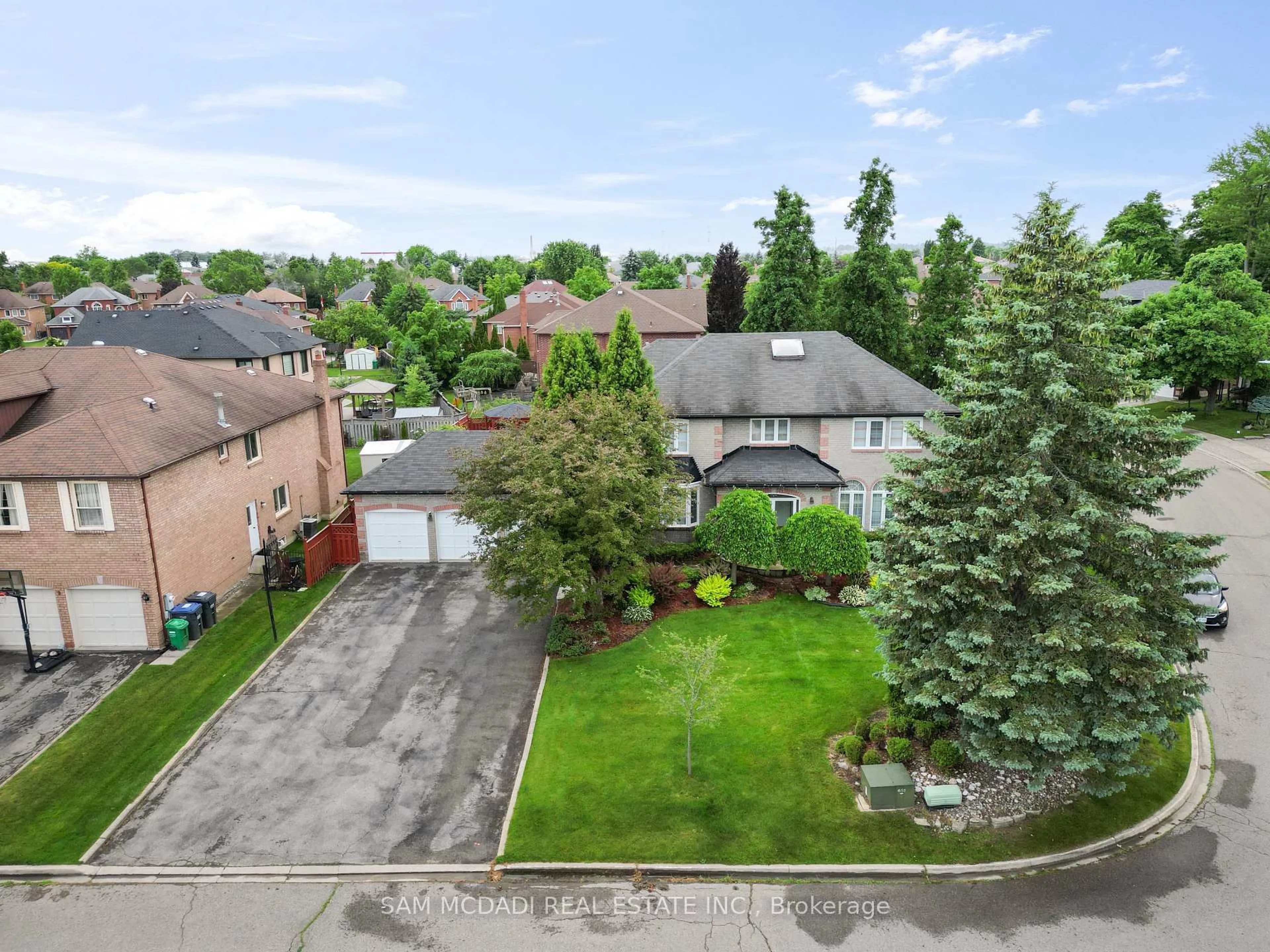 A pic from outside/outdoor area/front of a property/back of a property/a pic from drone, street for 7 Vogue Cres, Brampton Ontario L6Z 4M8