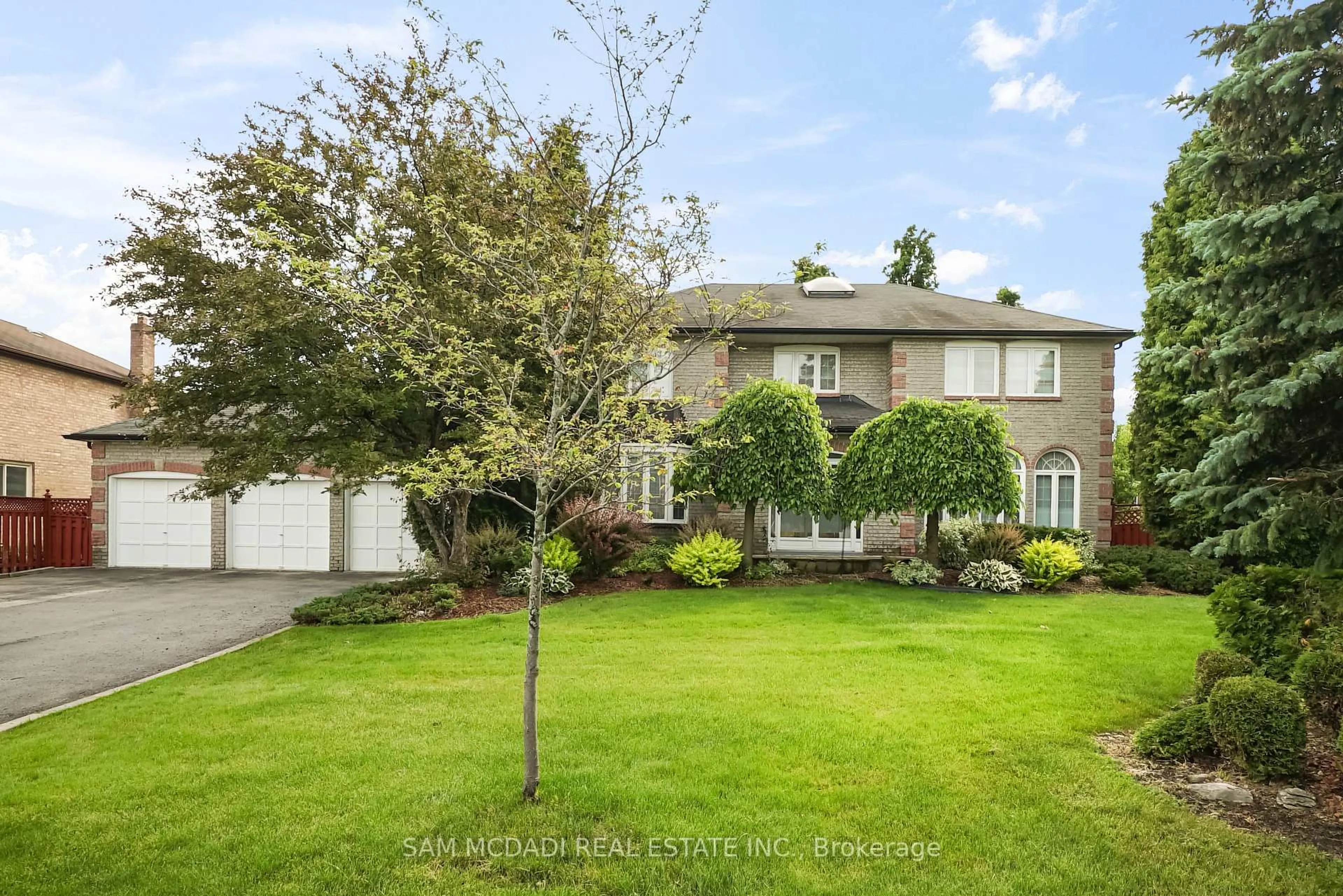 A pic from outside/outdoor area/front of a property/back of a property/a pic from drone, street for 7 Vogue Cres, Brampton Ontario L6Z 4M8