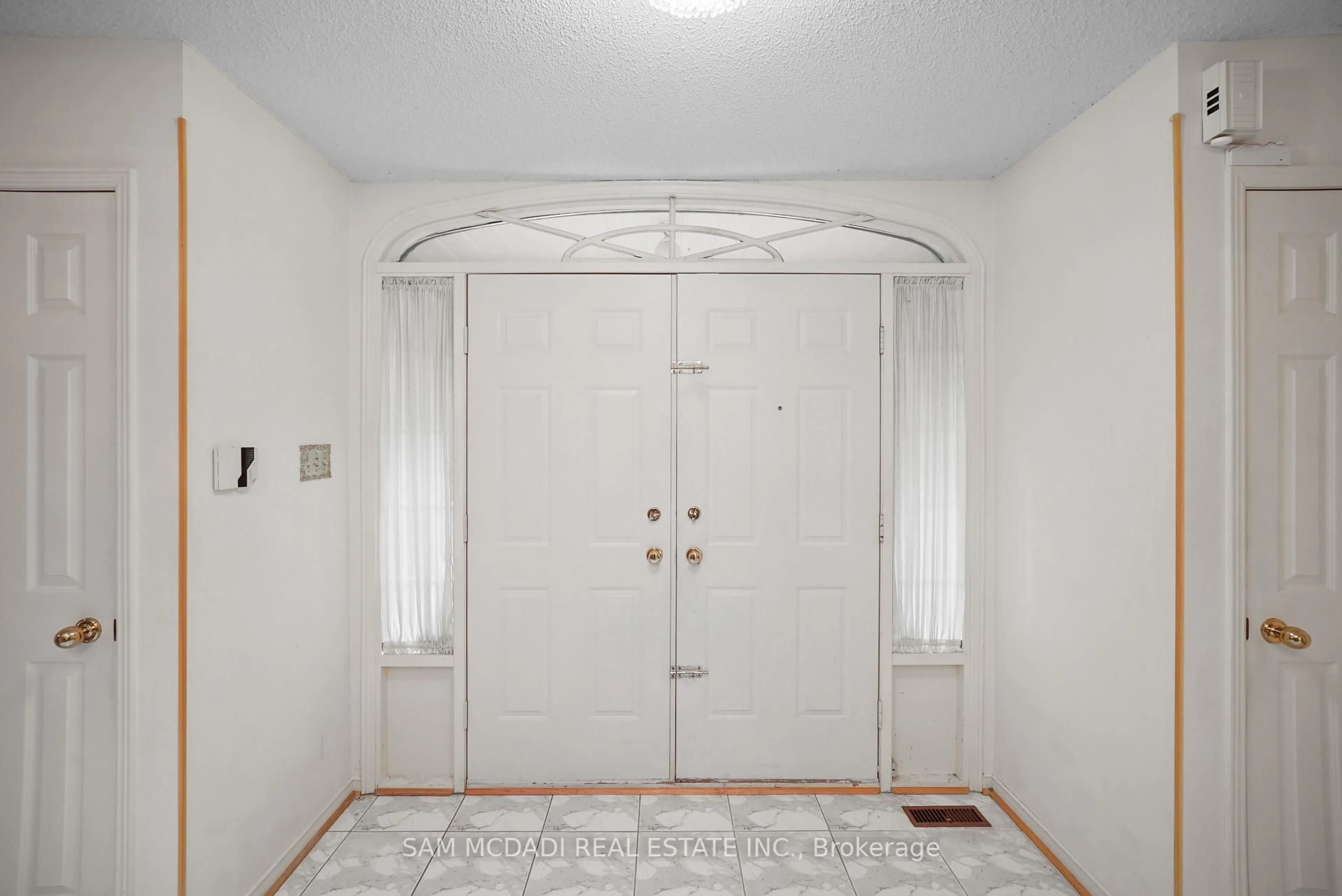 Indoor entryway for 7 Vogue Cres, Brampton Ontario L6Z 4M8