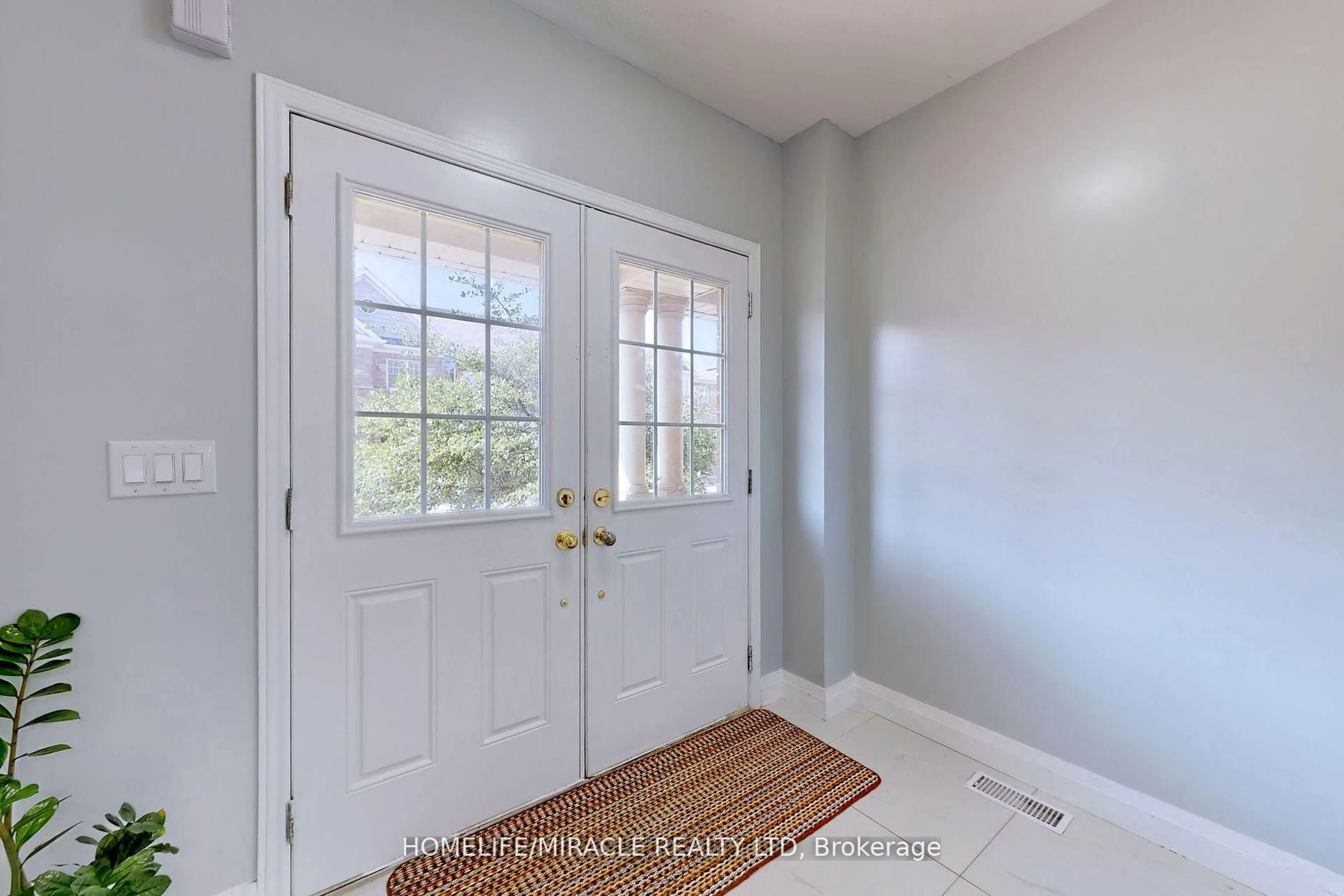 Indoor entryway for 15 Masseyfield St, Brampton Ontario L6P 3E1