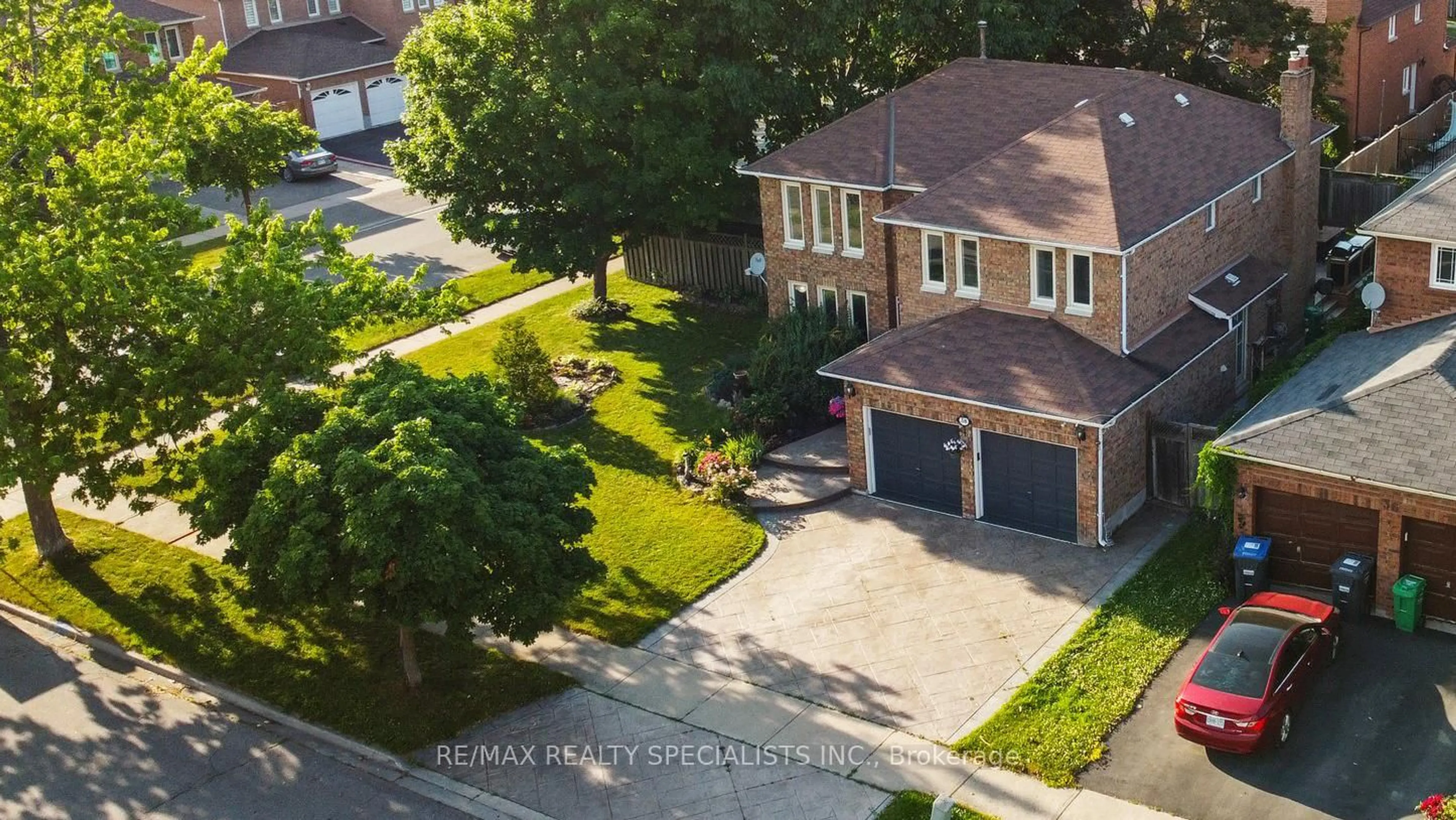 A pic from outside/outdoor area/front of a property/back of a property/a pic from drone, street for 38 Norfolk Ave, Brampton Ontario L6X 2B5