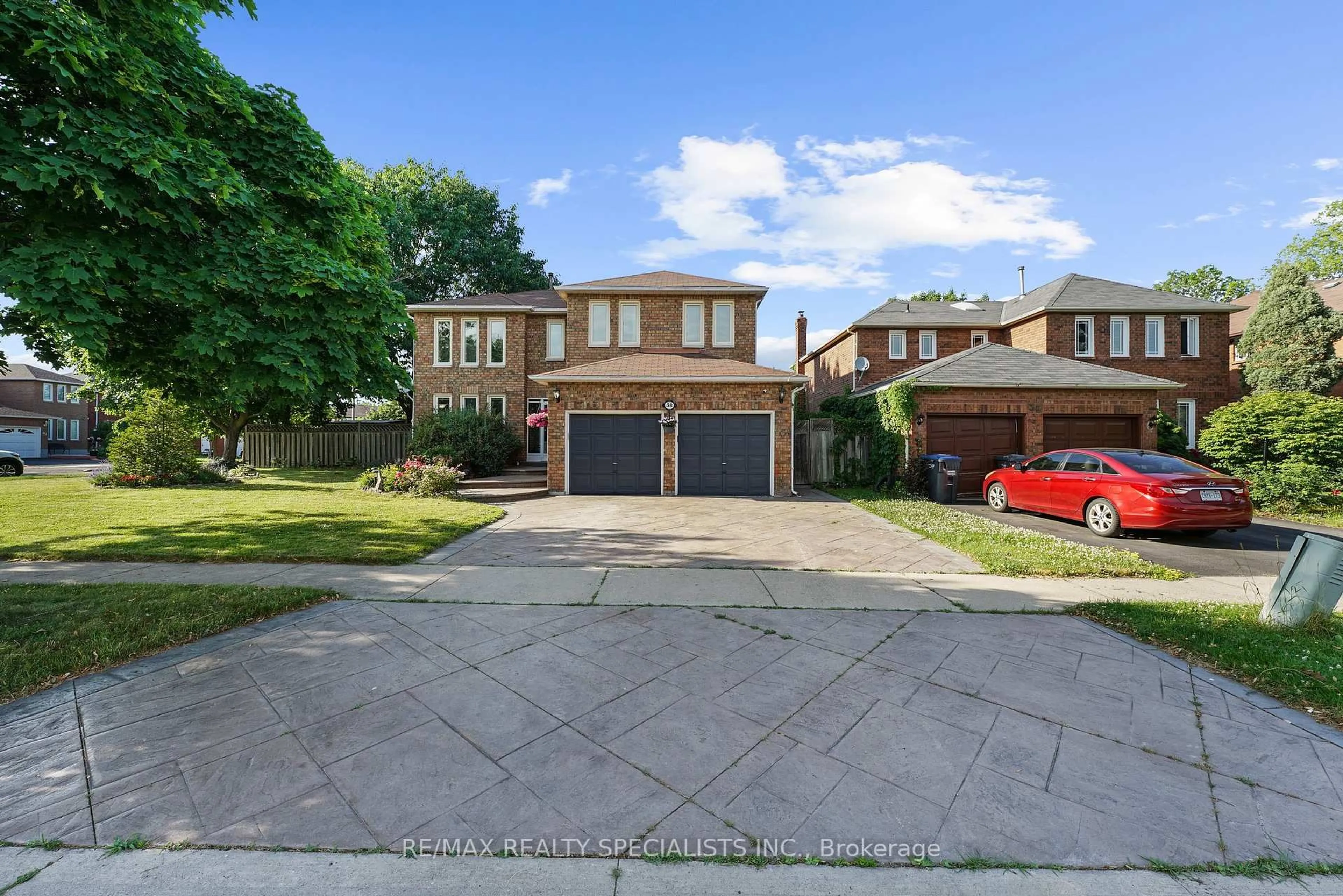 A pic from outside/outdoor area/front of a property/back of a property/a pic from drone, street for 38 Norfolk Ave, Brampton Ontario L6X 2B5