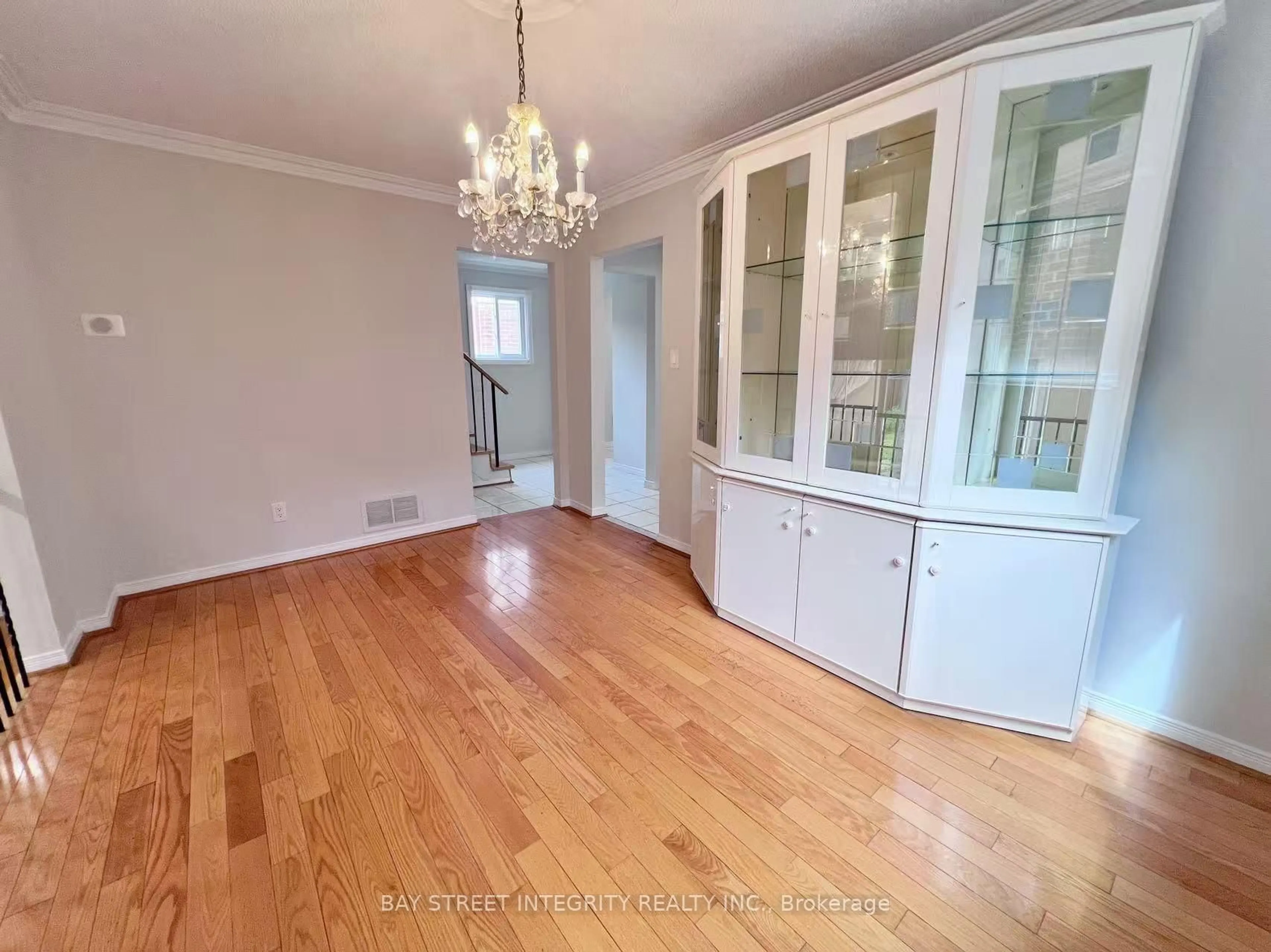 Dining room, wood/laminate floor for 4073 Pavillion Crt, Mississauga Ontario L5B 2V9