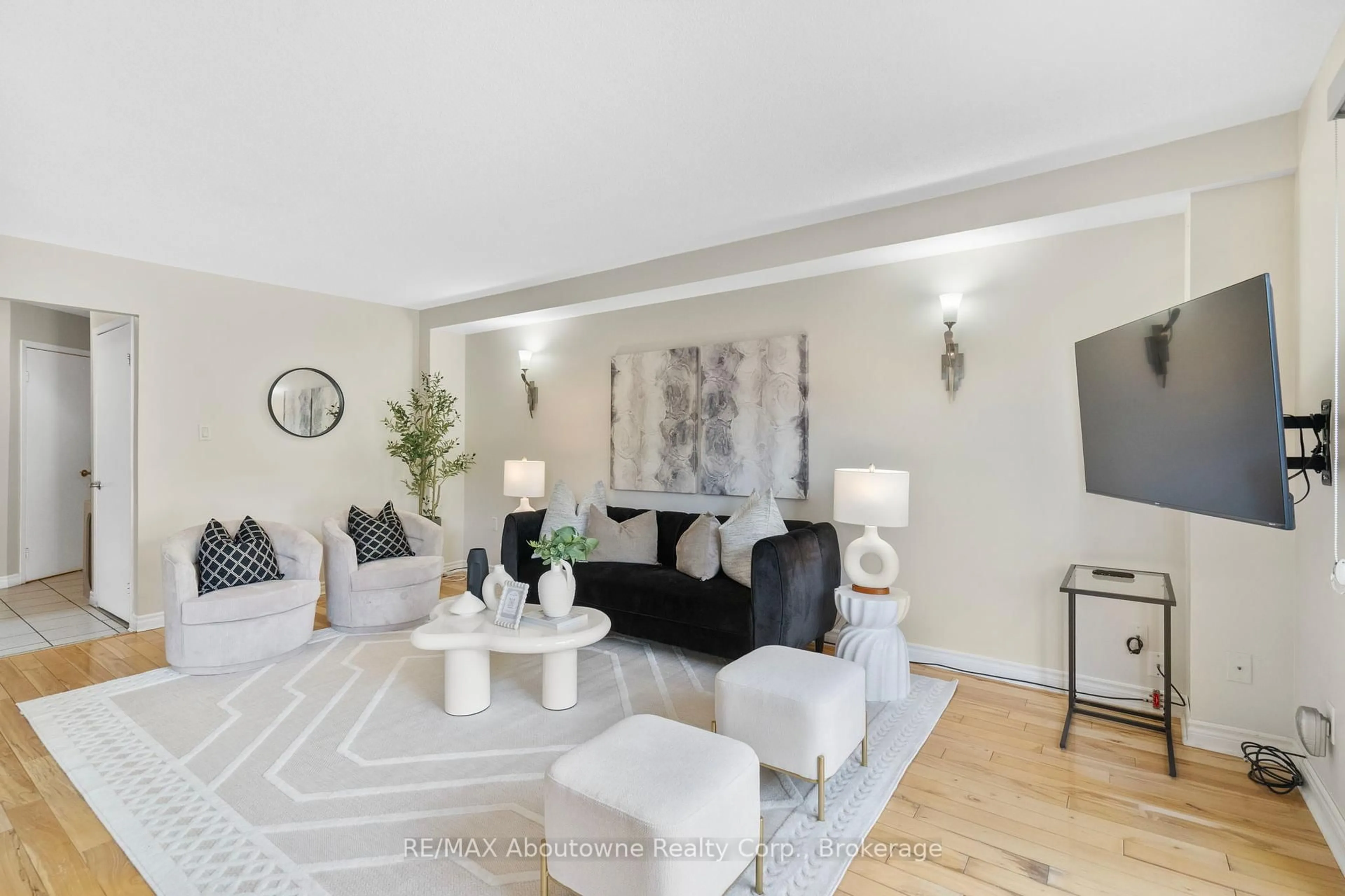 Living room with furniture, unknown for 17 Adam St, Brampton Ontario L6Z 2S2