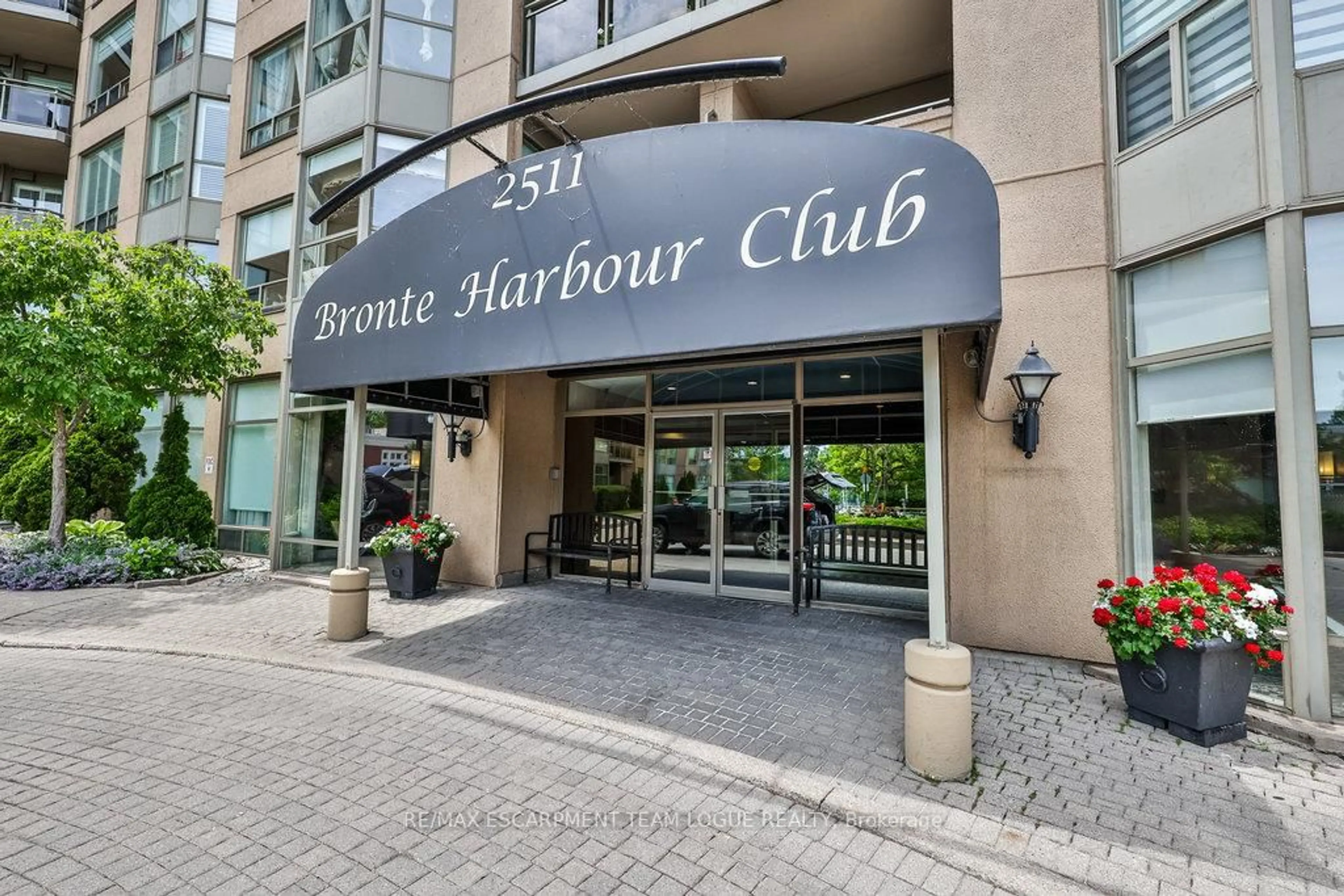 Indoor foyer for 2511 Lakeshore Rd #411, Oakville Ontario L6L 6L9
