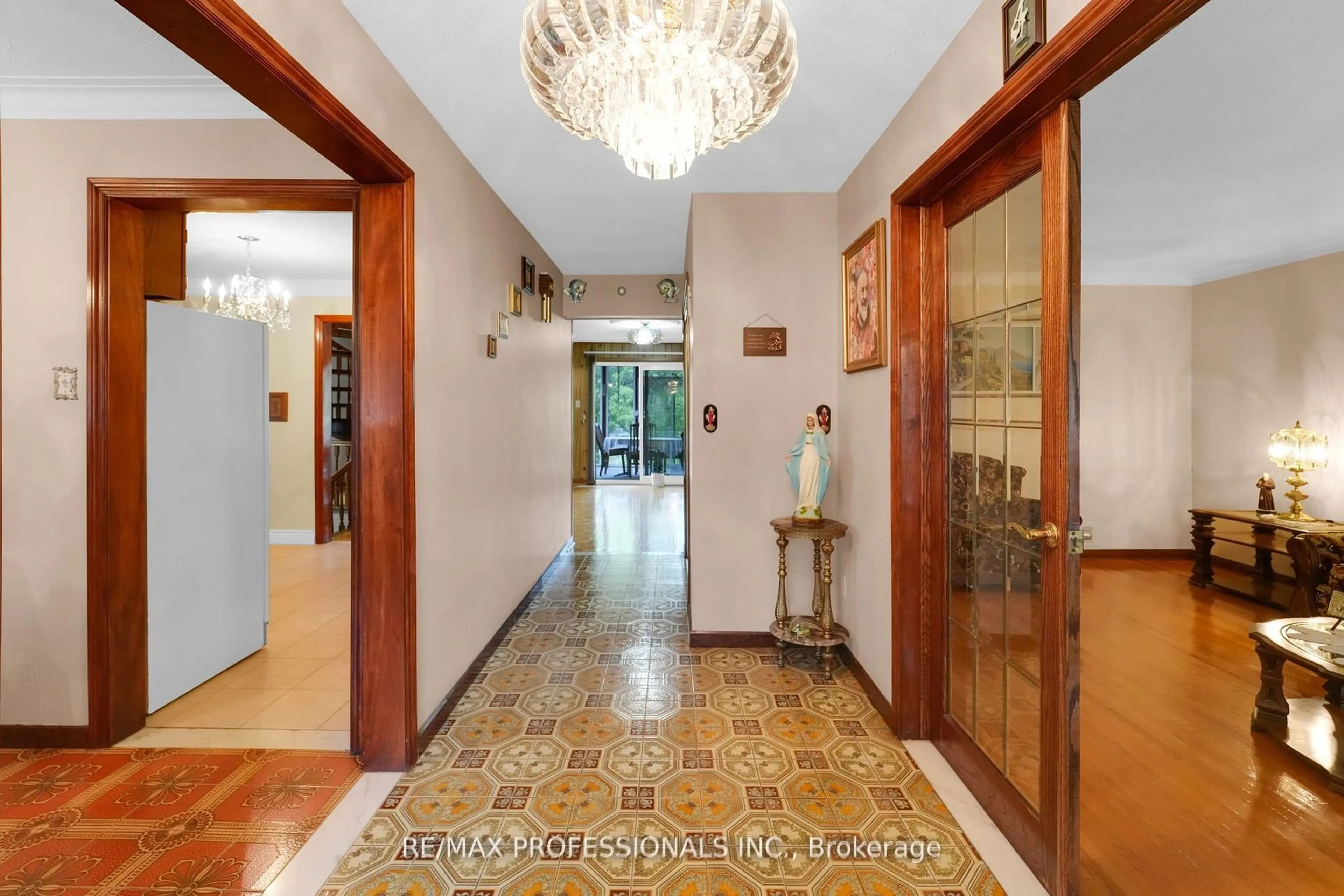 Indoor foyer for 65 Strathburn Blvd, Toronto Ontario M9M 2X8
