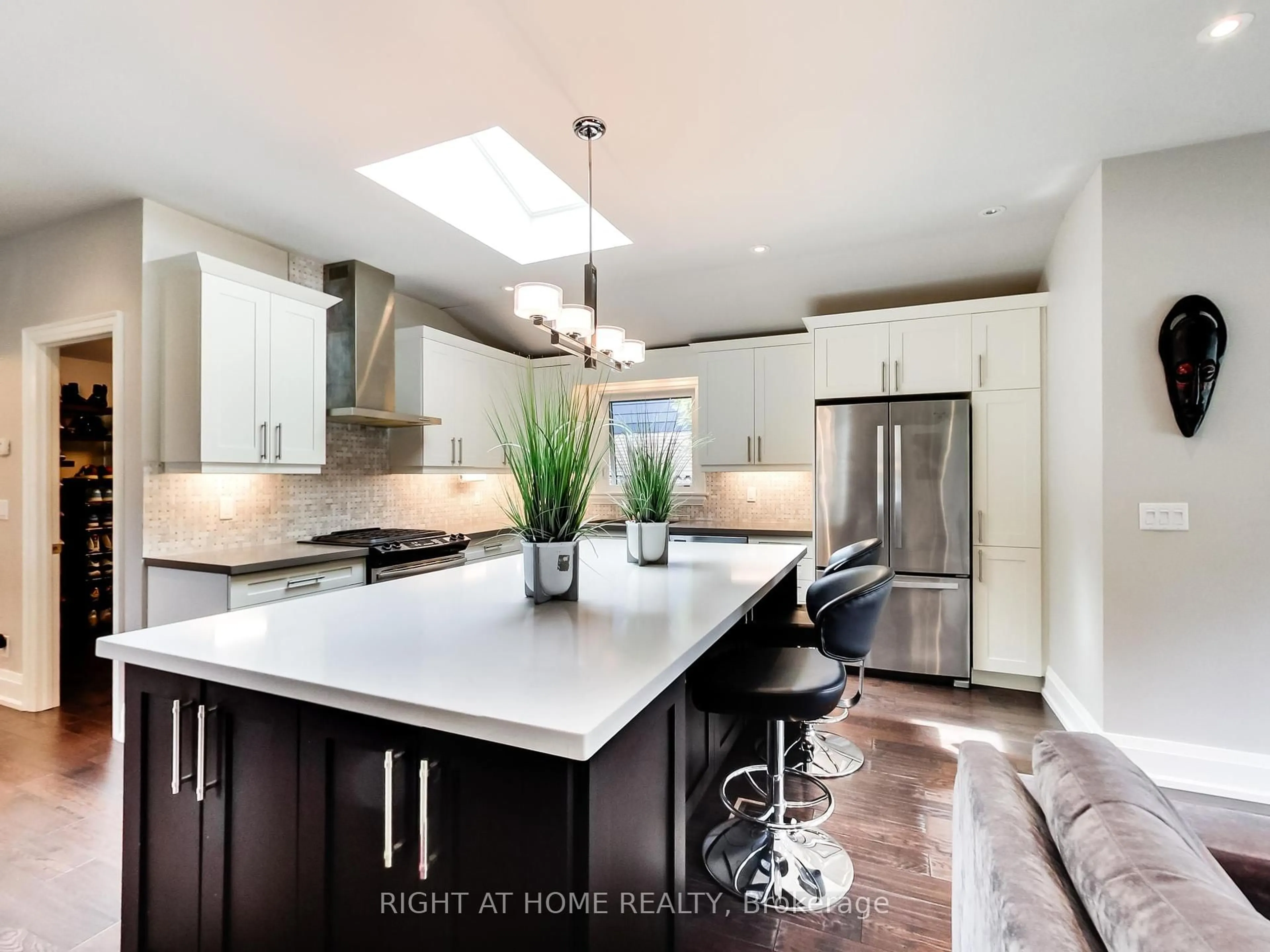 Contemporary kitchen, unknown for 1816 Pattinson Cres, Mississauga Ontario L5J 1H7