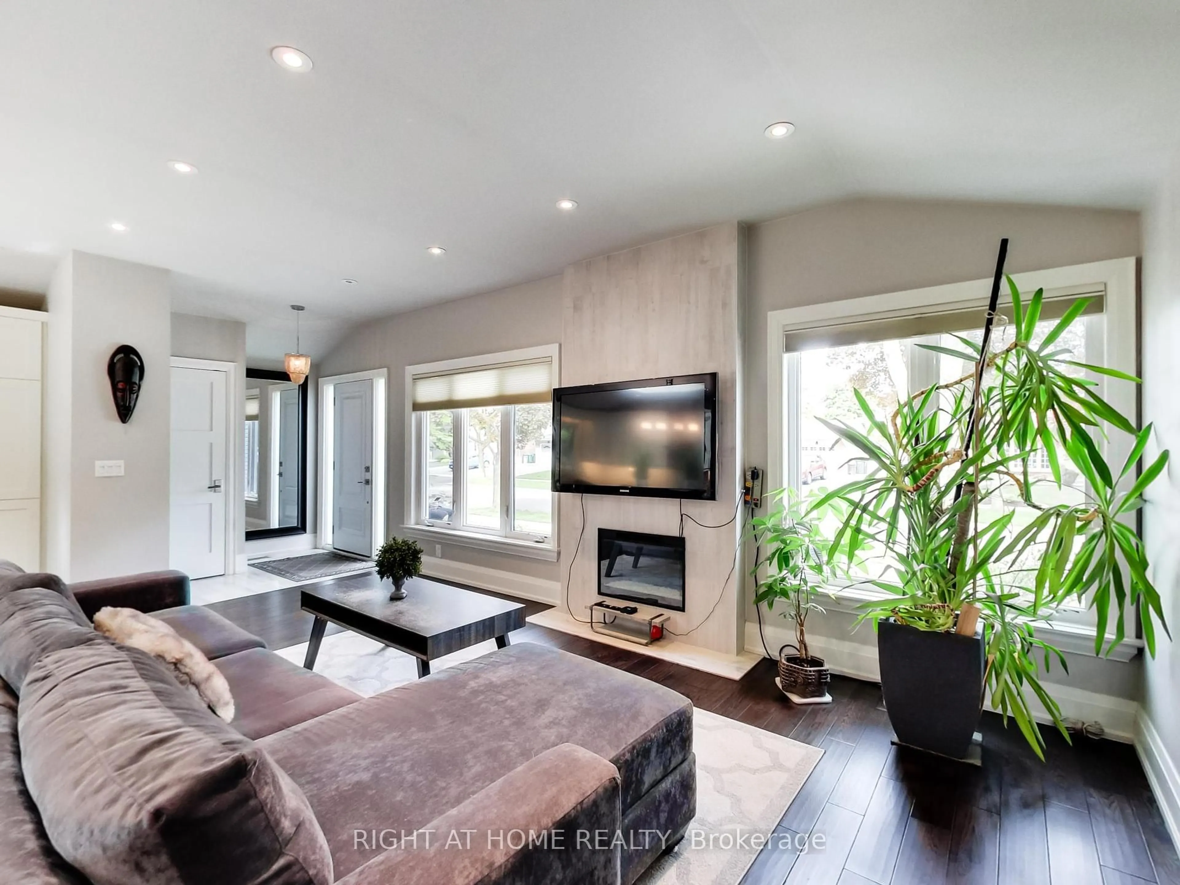 Living room with furniture, unknown for 1816 Pattinson Cres, Mississauga Ontario L5J 1H7