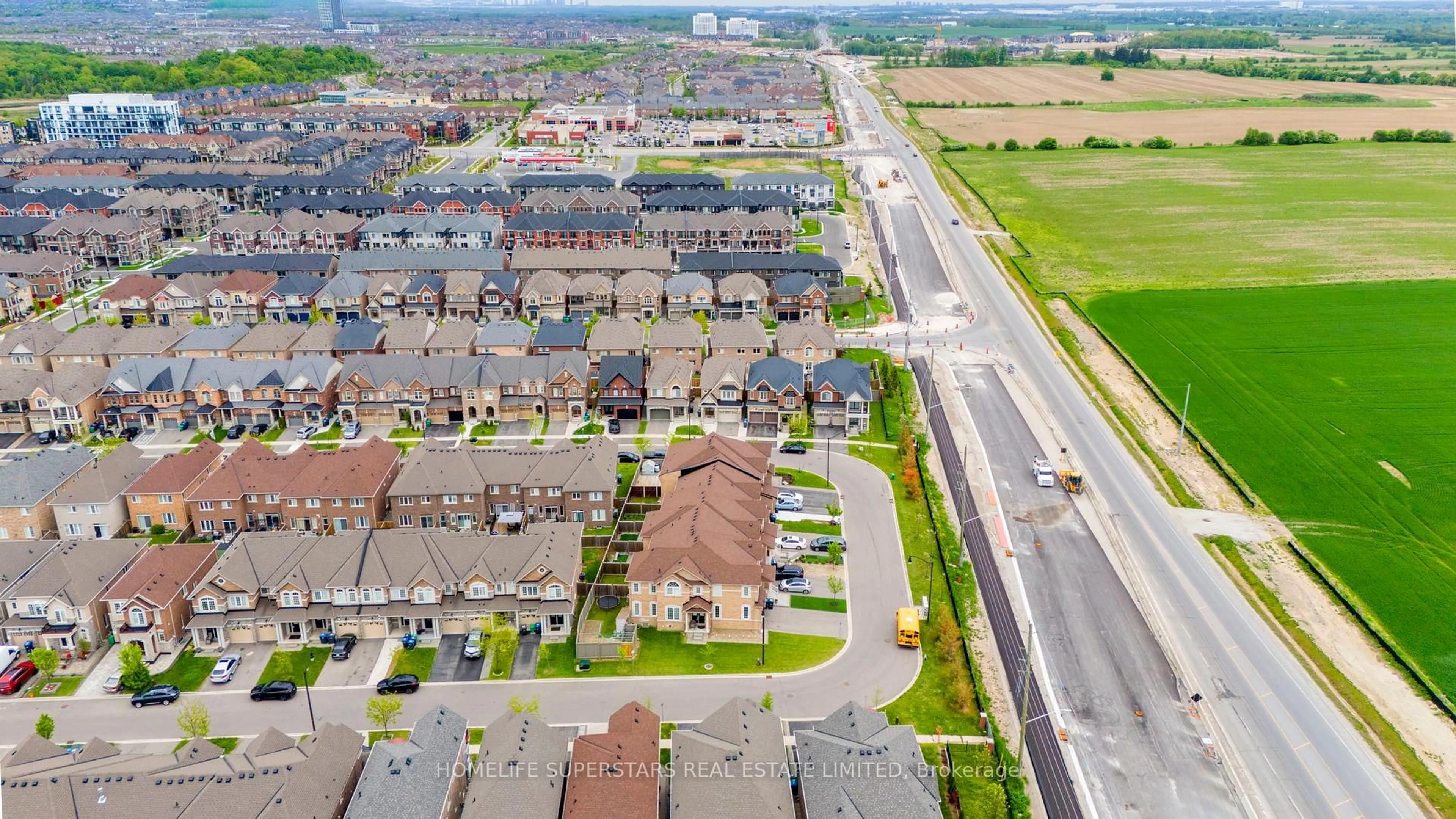 A pic from outside/outdoor area/front of a property/back of a property/a pic from drone, street for 38 Ivor Cres, Brampton Ontario L7A 4L6